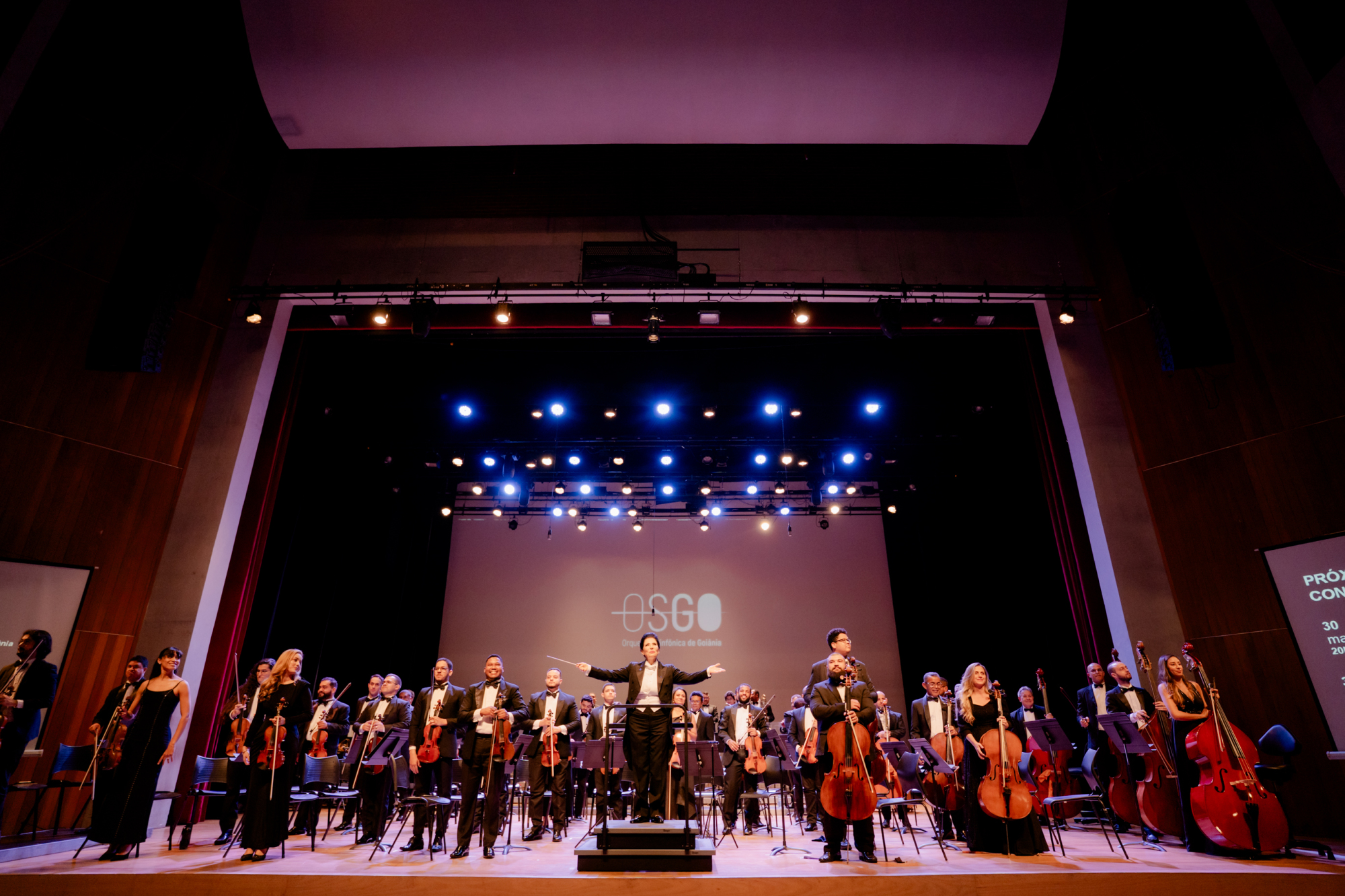 Libi Lebel conducting the Orquestra Sinfônica de Goiânia