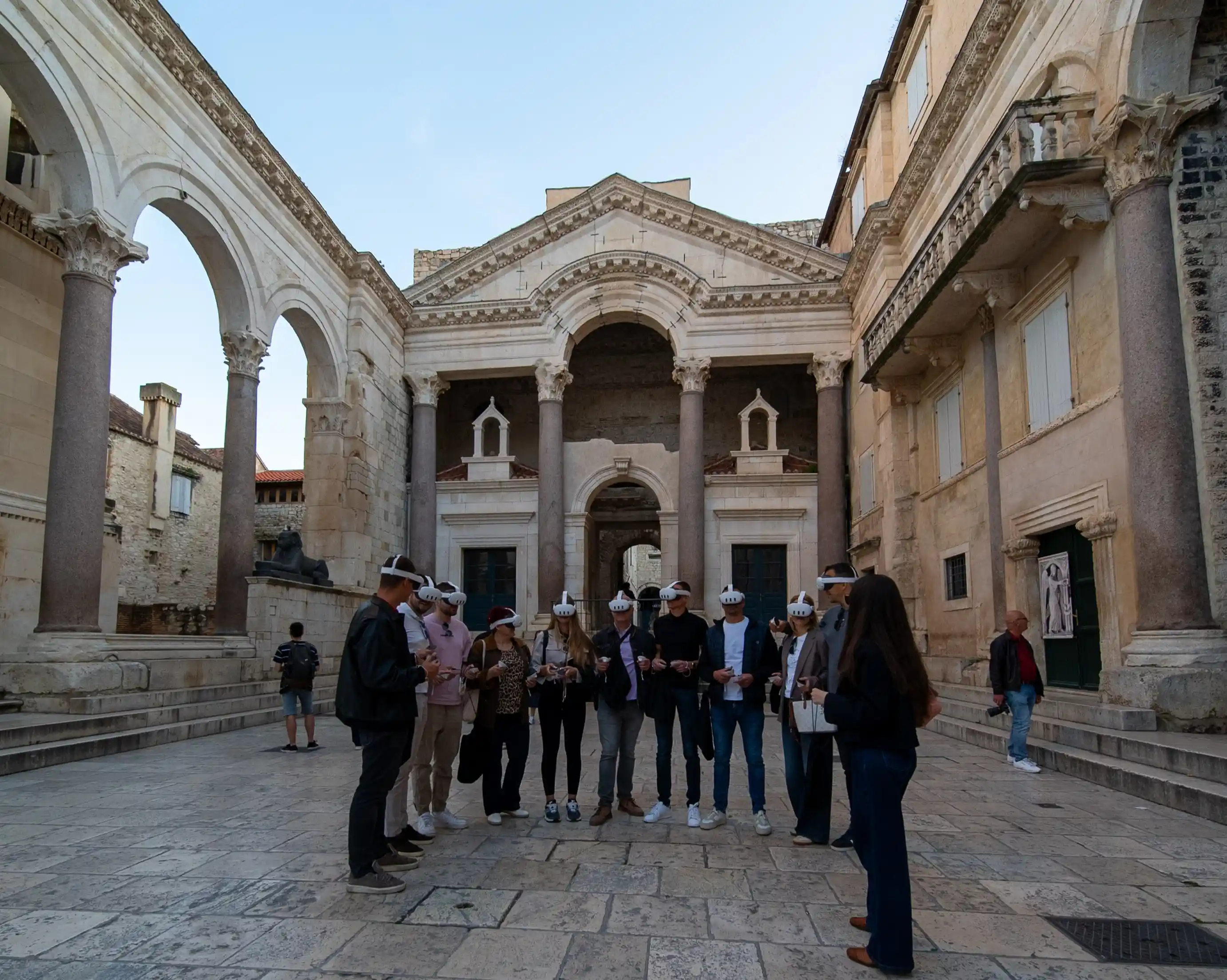 Grupo con gafas Meta Quest 3 en el Peristilo del Palacio de Diocleciano en Split