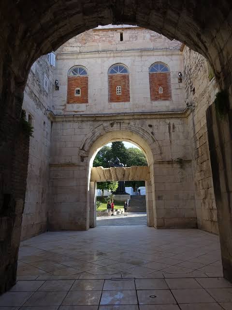 Roman arch of the Golden Gate, Meereen streets filming location in Split
