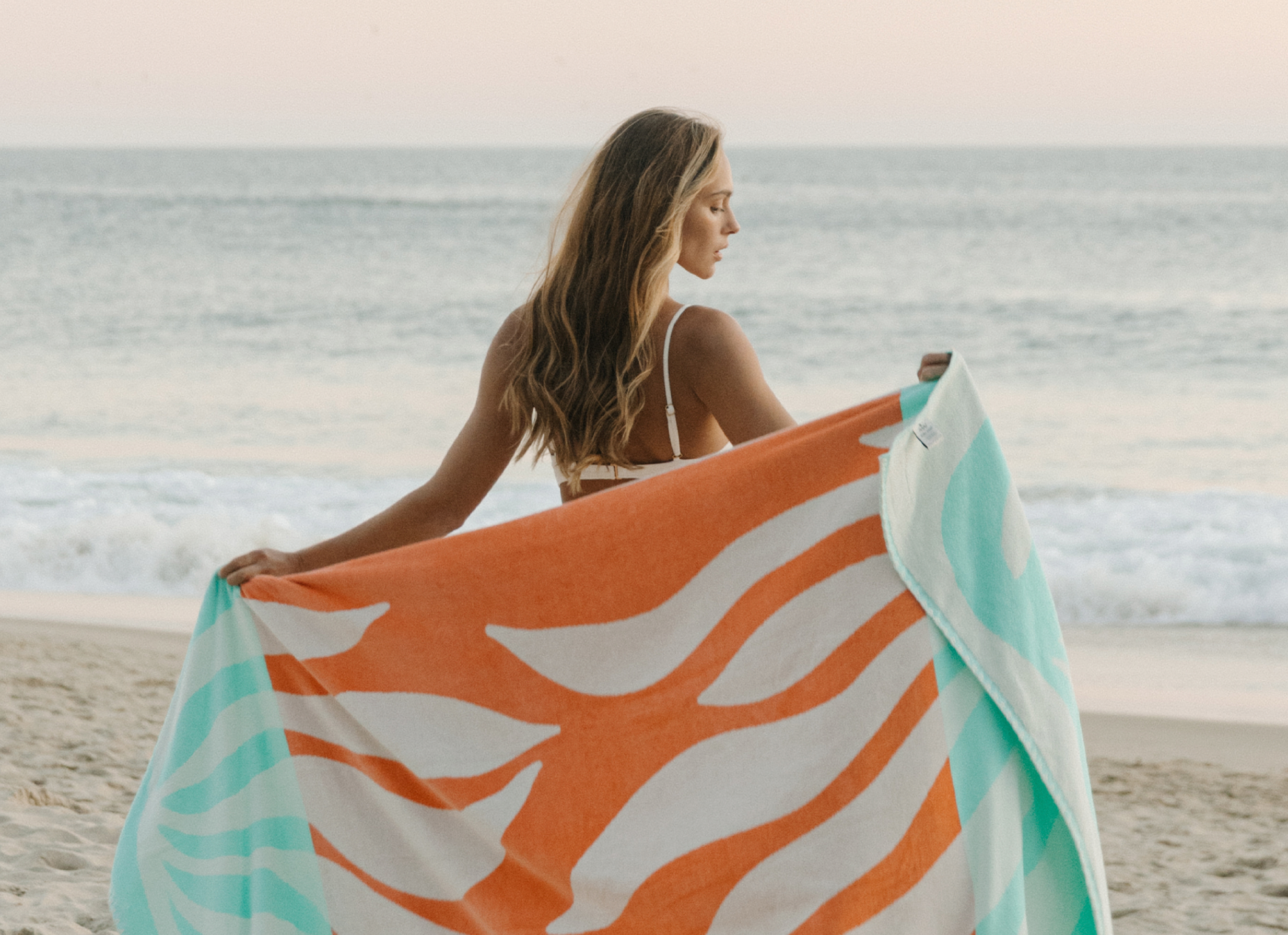 Premium towels, bags and beach accessories, made for sun, sand, and slow afternoons.