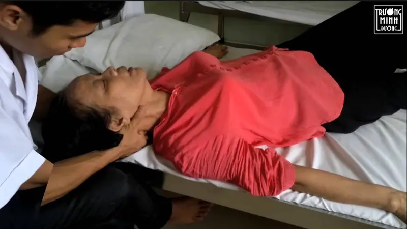 Kéo giãn cột sống cổ bằng tay