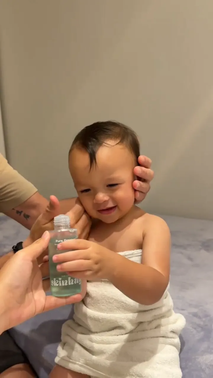 @bualynnlife using Skinhug Pure Green Nourishing Seed Oil