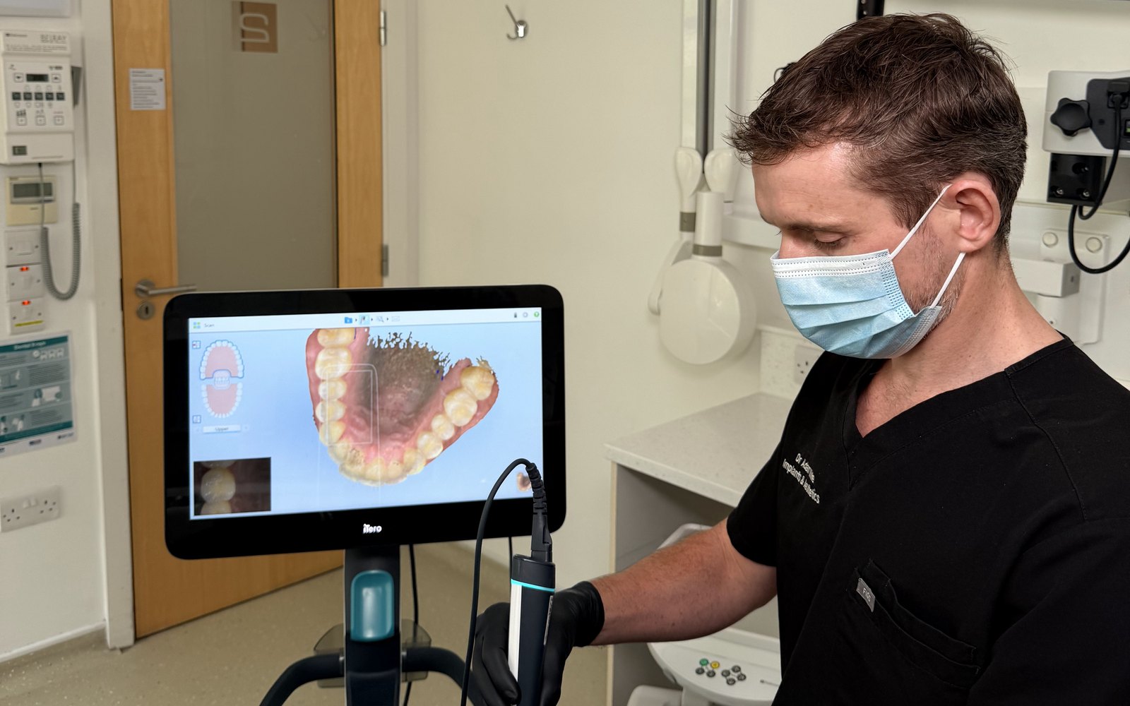A Bellevue Dental clinician taking a digital 3D scan with an intraoral scanner