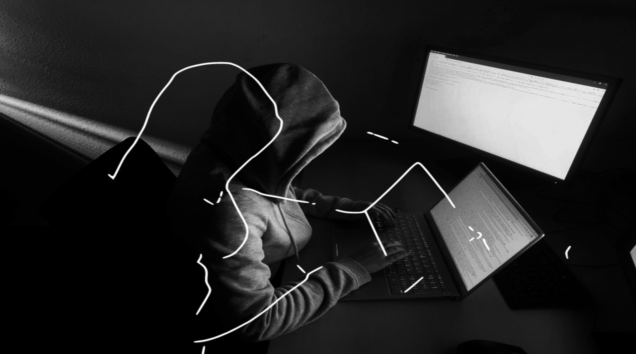 Un homme visionne sont écran de pc portable dans le noir