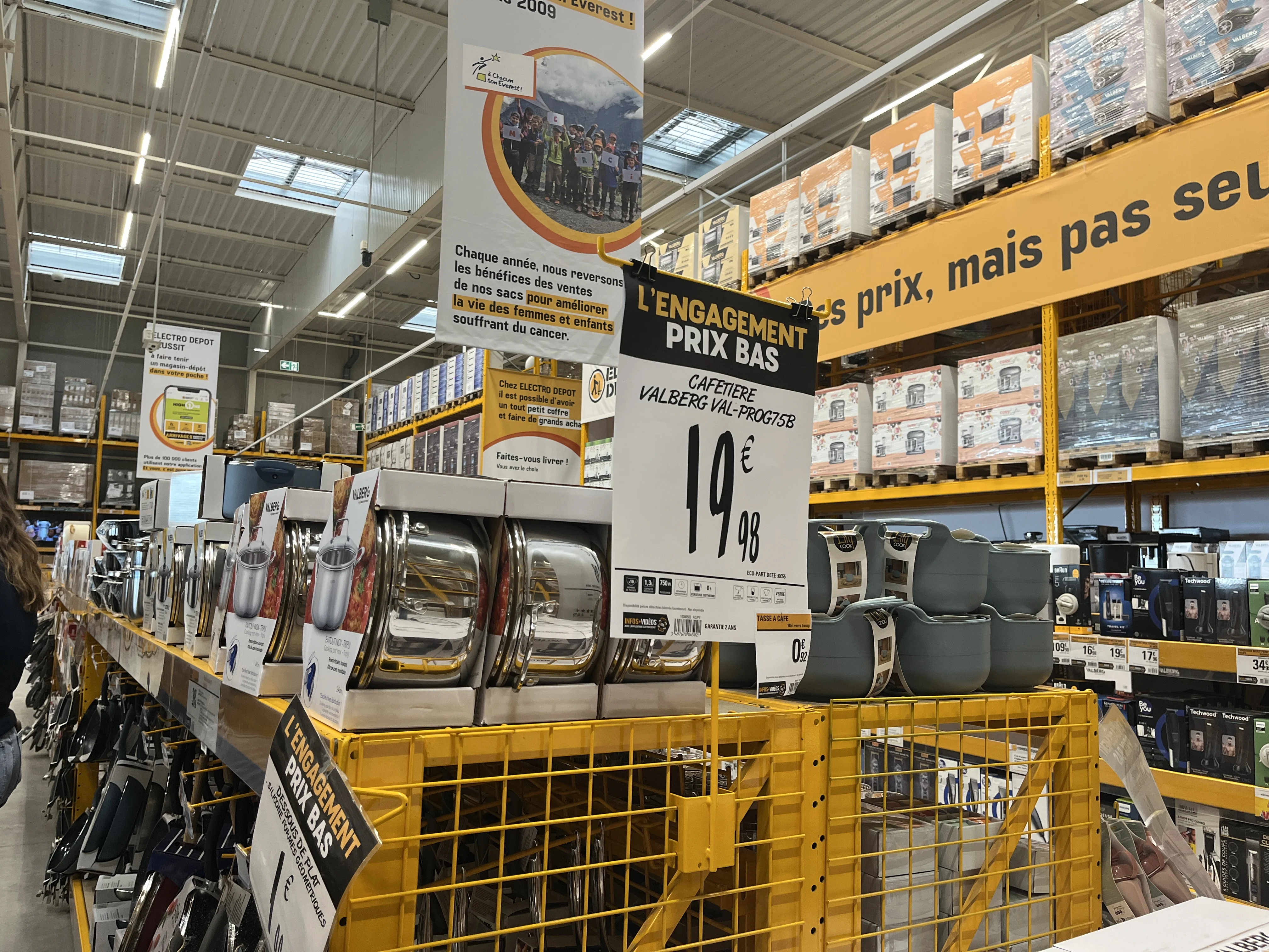 Affiches prix grand format sur une tête de gondole en magasin