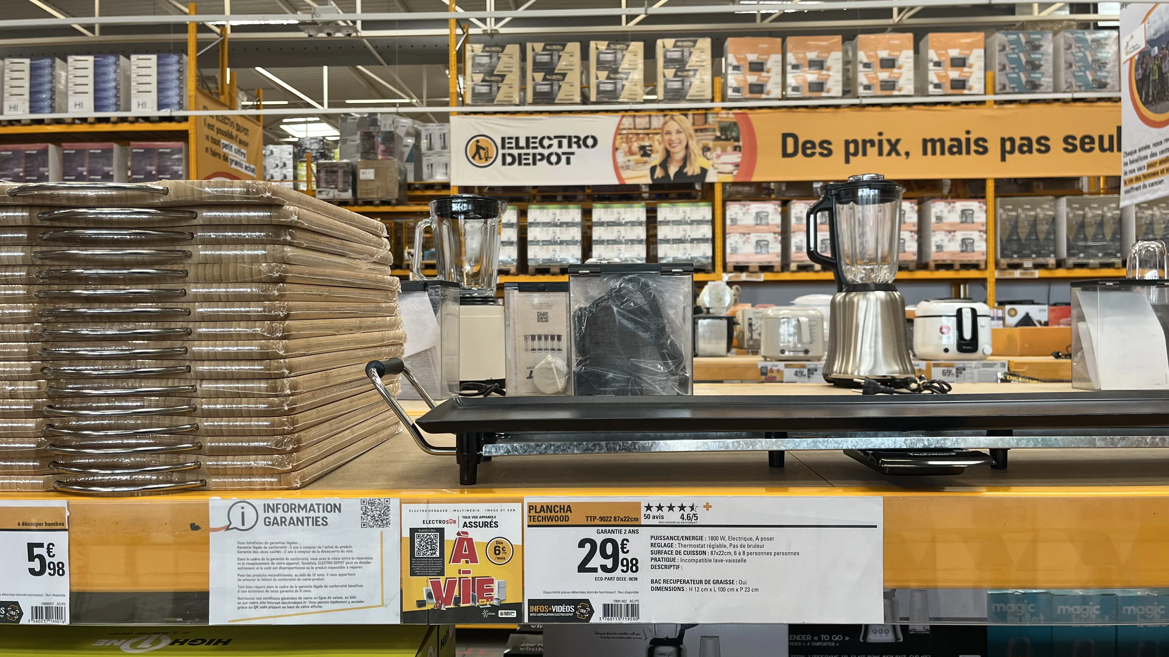 Rayon de magasin avec signalétique prix et balisage promotionnel