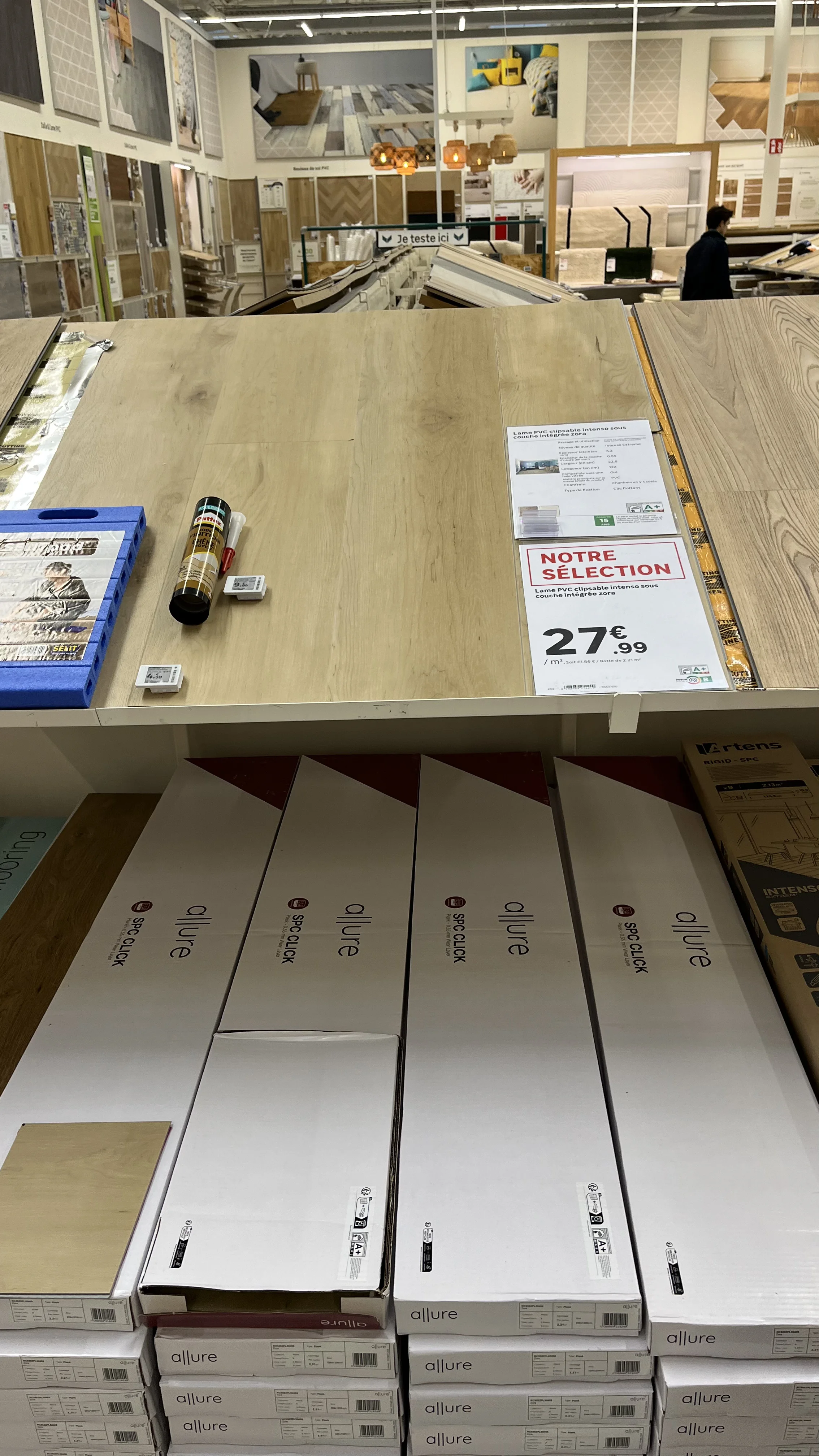 Signalétique d'enseigne en hauteur dans un magasin de grande surface