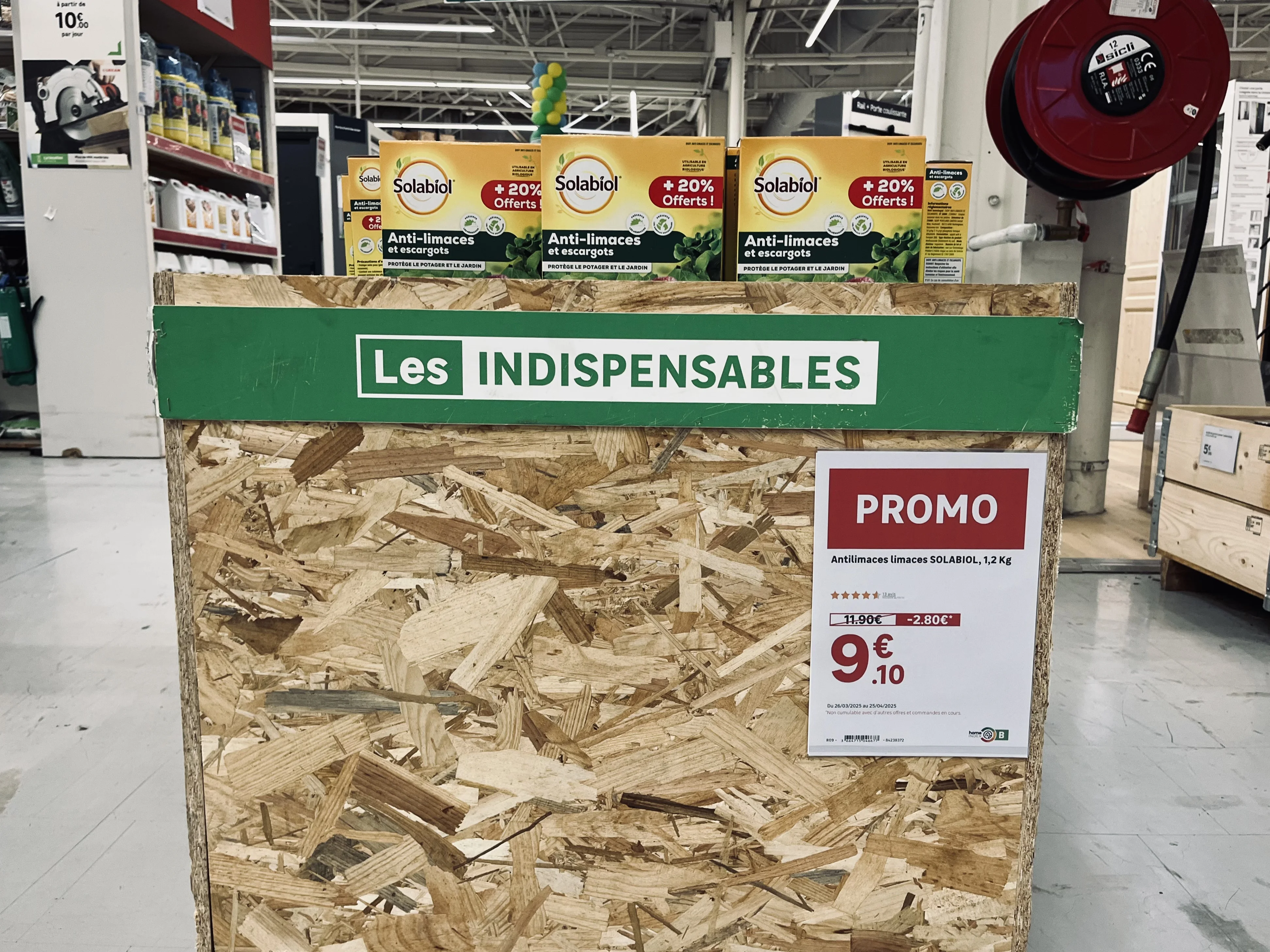 Bandeau de signalétique en tête de rayon indiquant une sélection de produits