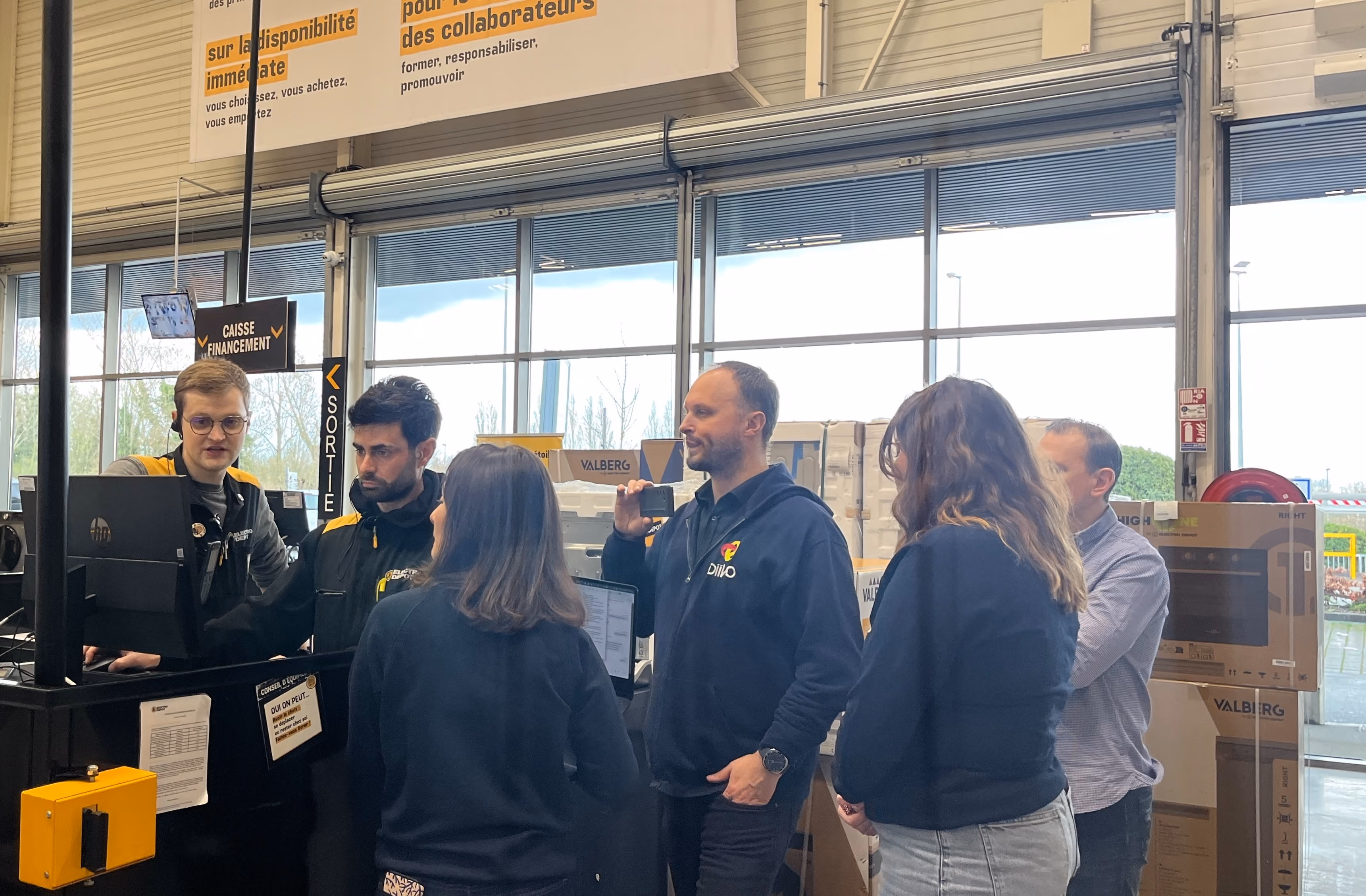 Vendeurs électro-dépôt travaillant sur l'ordinateur