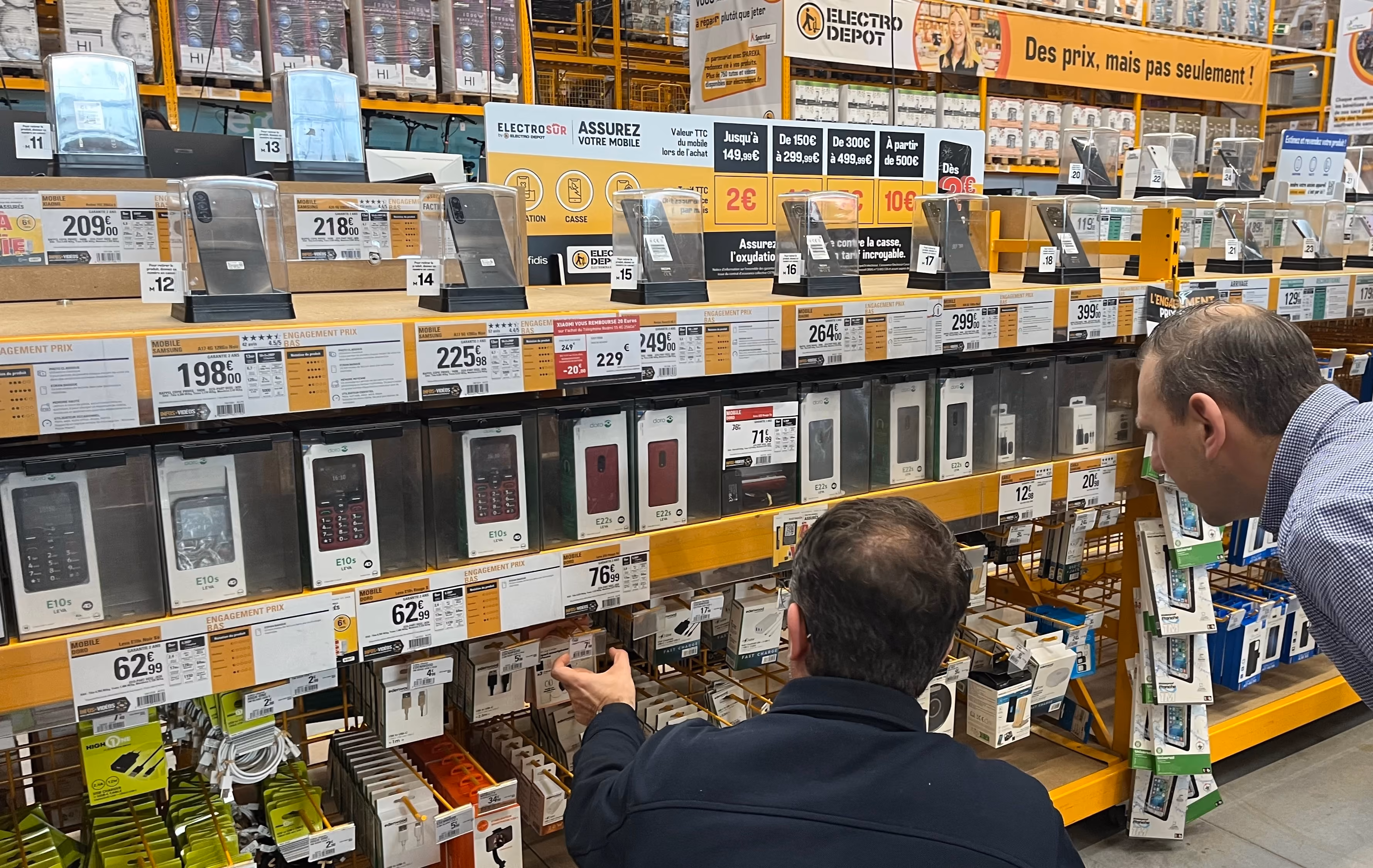 Clients dans le rayon Electro-dépôt