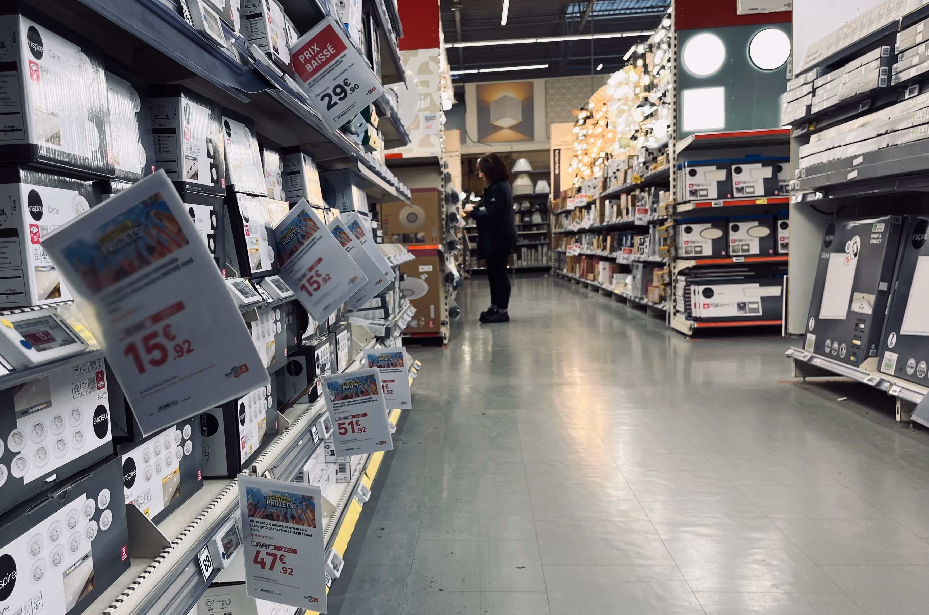 Vendeurs électro-dépôt travaillant sur l'ordinateur