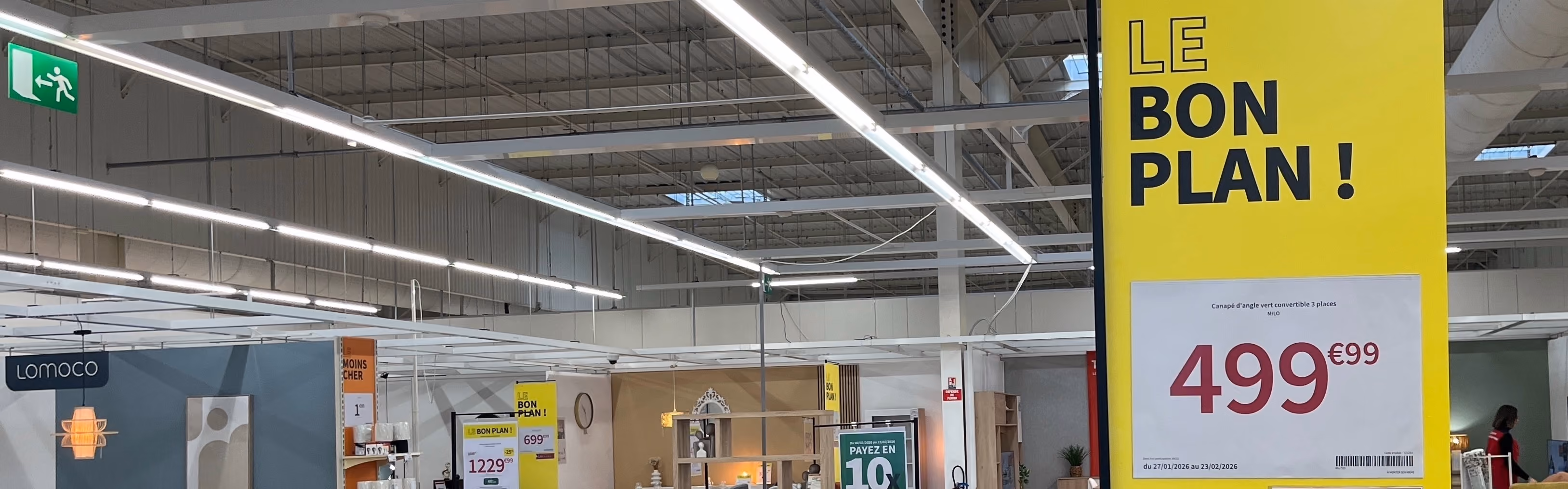 Clients dans le rayon Electro-dépôt