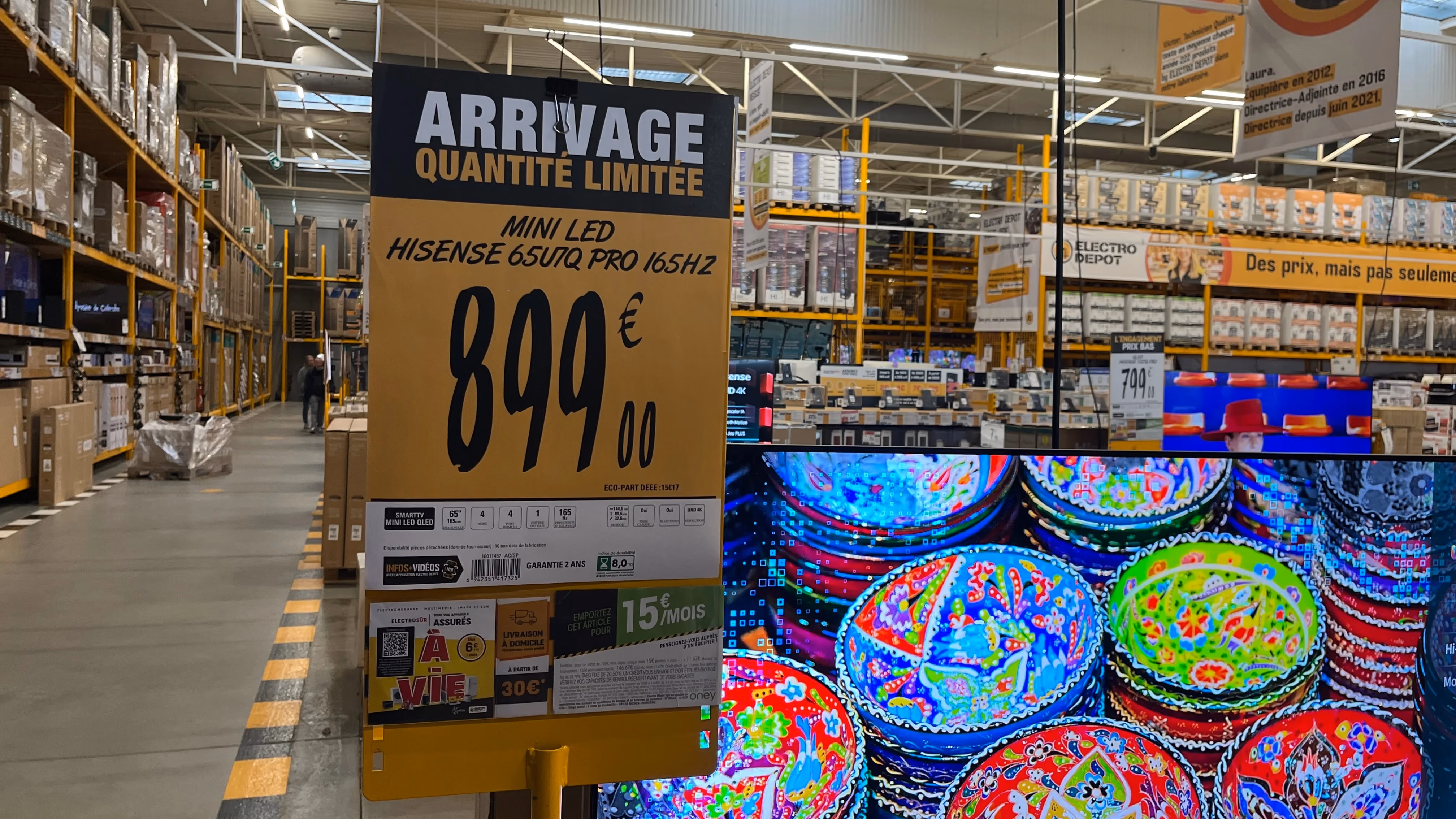 Affiche prix promotionnelle en grand format sur une opération commerciale en magasin