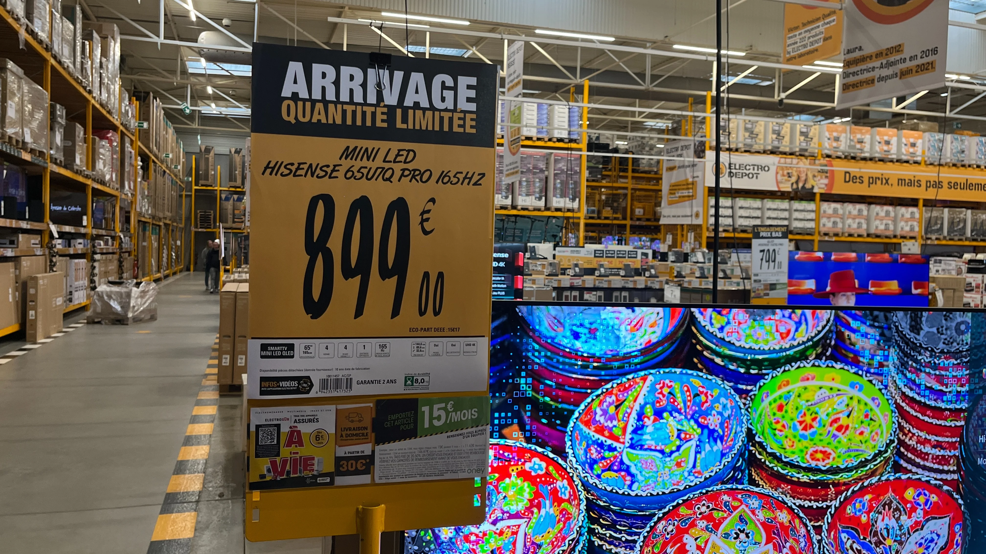 Affiche prix promotionnelle en grand format sur une opération commerciale en magasin