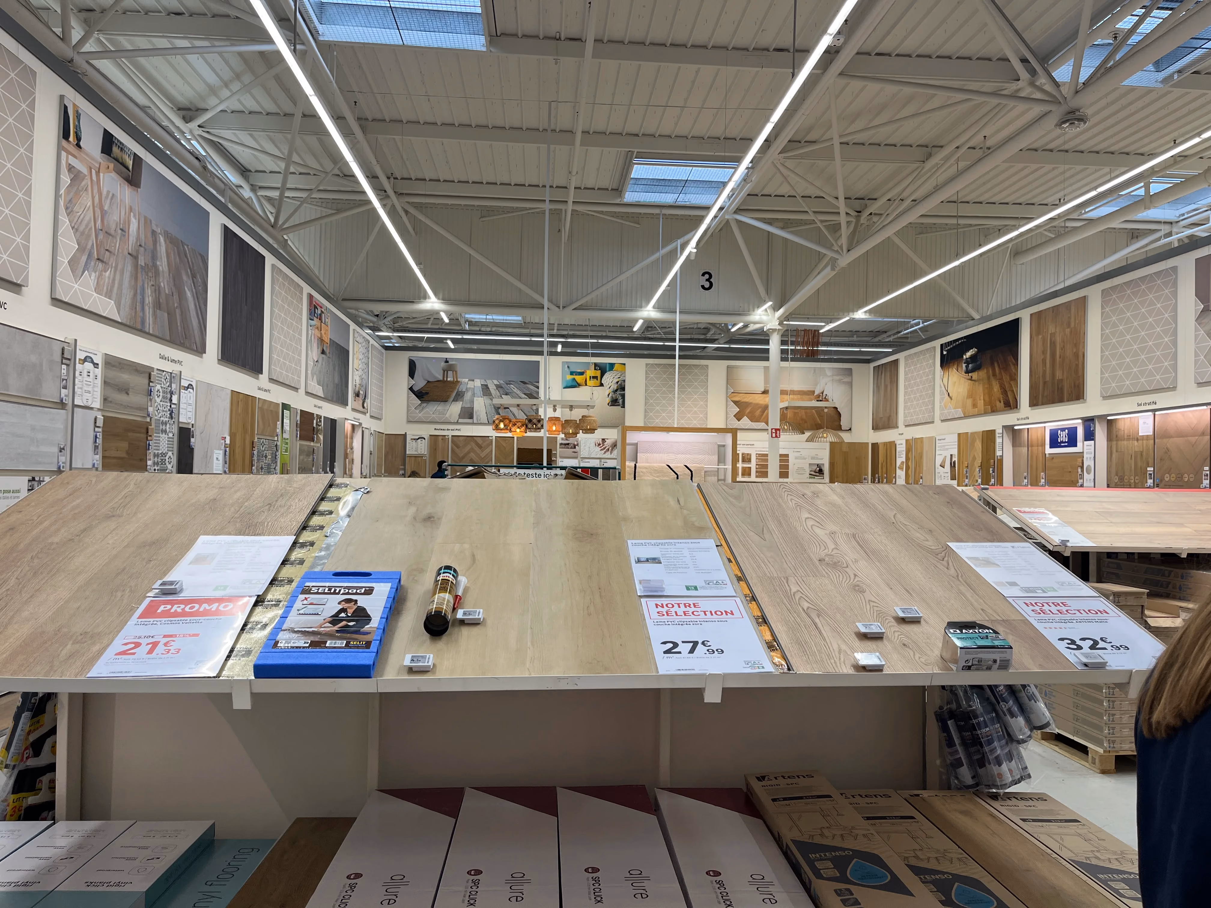 Vue large d'un showroom de magasin avec de nombreux supports de balisage en place