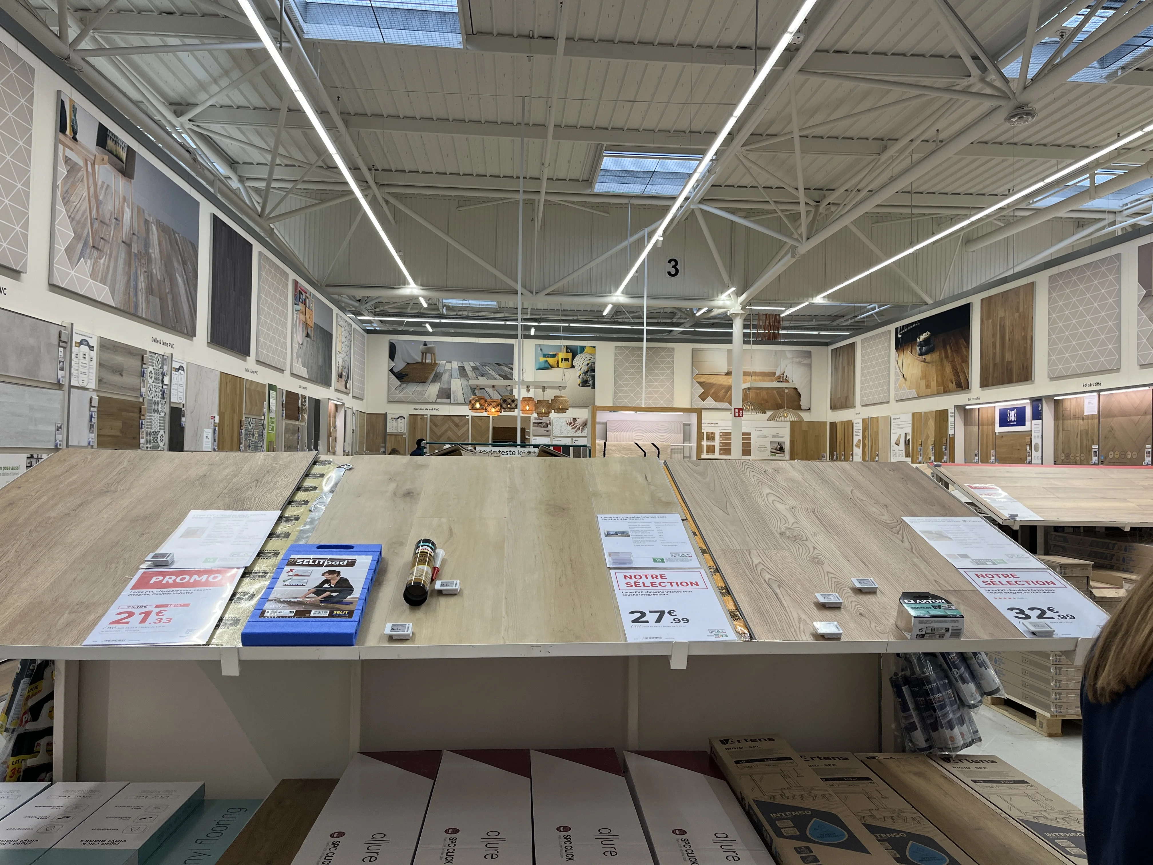 Vue large d'un showroom de magasin avec de nombreux supports de balisage en place