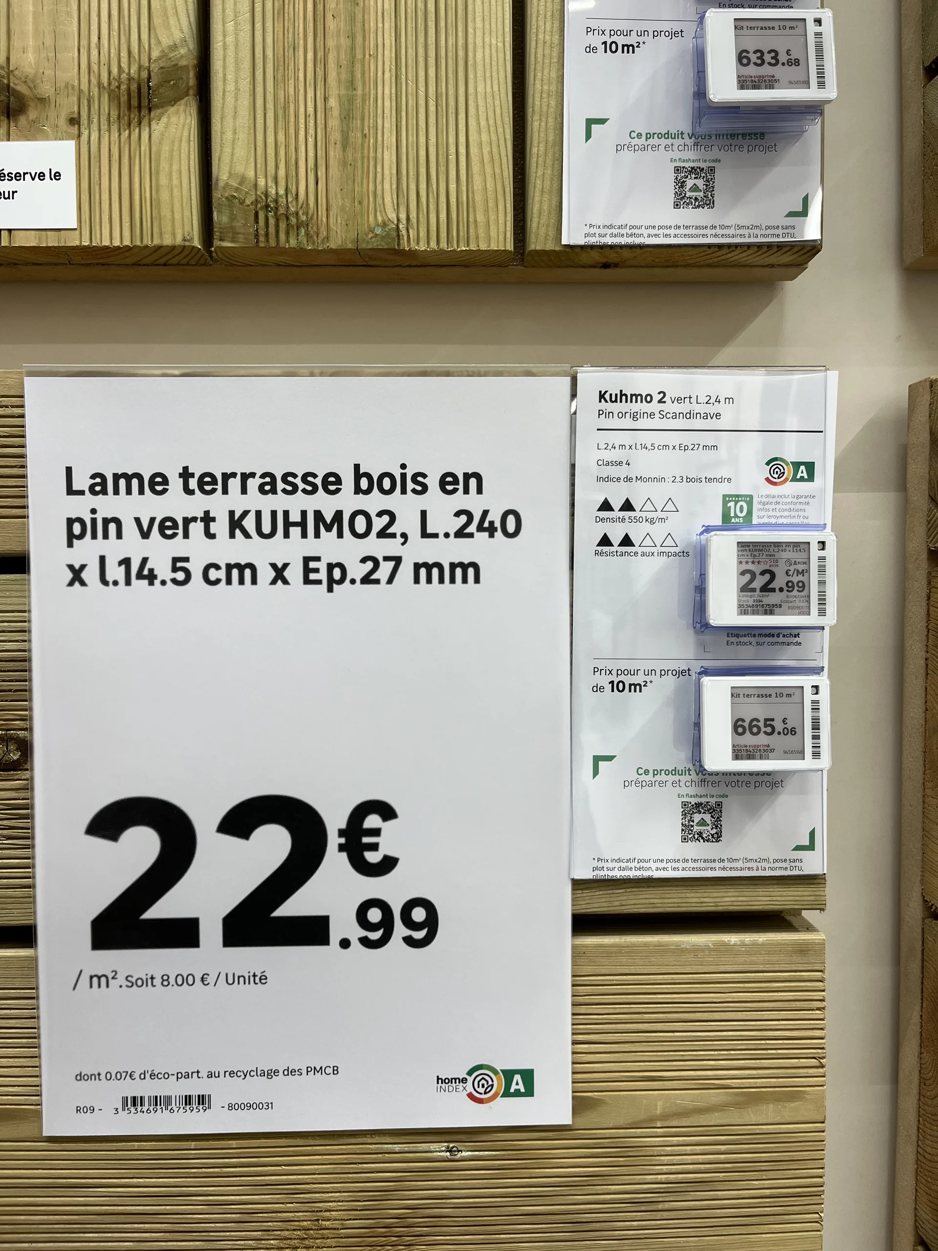 Affiche prix en rayon affichant les dimensions d'un produit, à côté d'une étiquette électronique