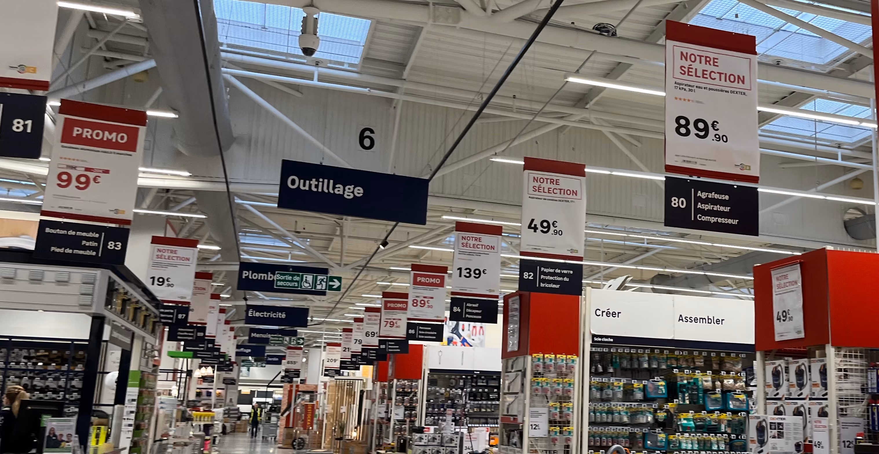 Customers in the Electro-Dépôt aisle