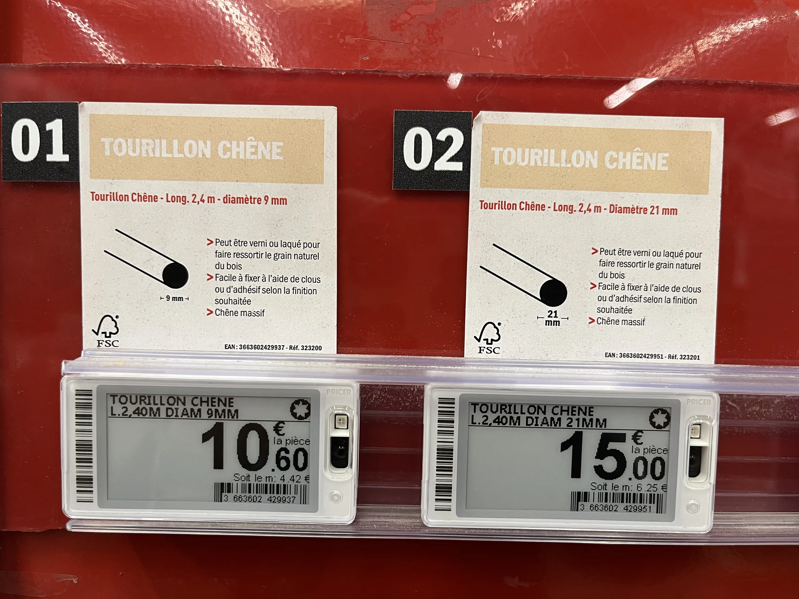 Fiches produit papier illustrées au-dessus d'étiquettes électroniques de gondole dans un rayon de tourillons en chêne