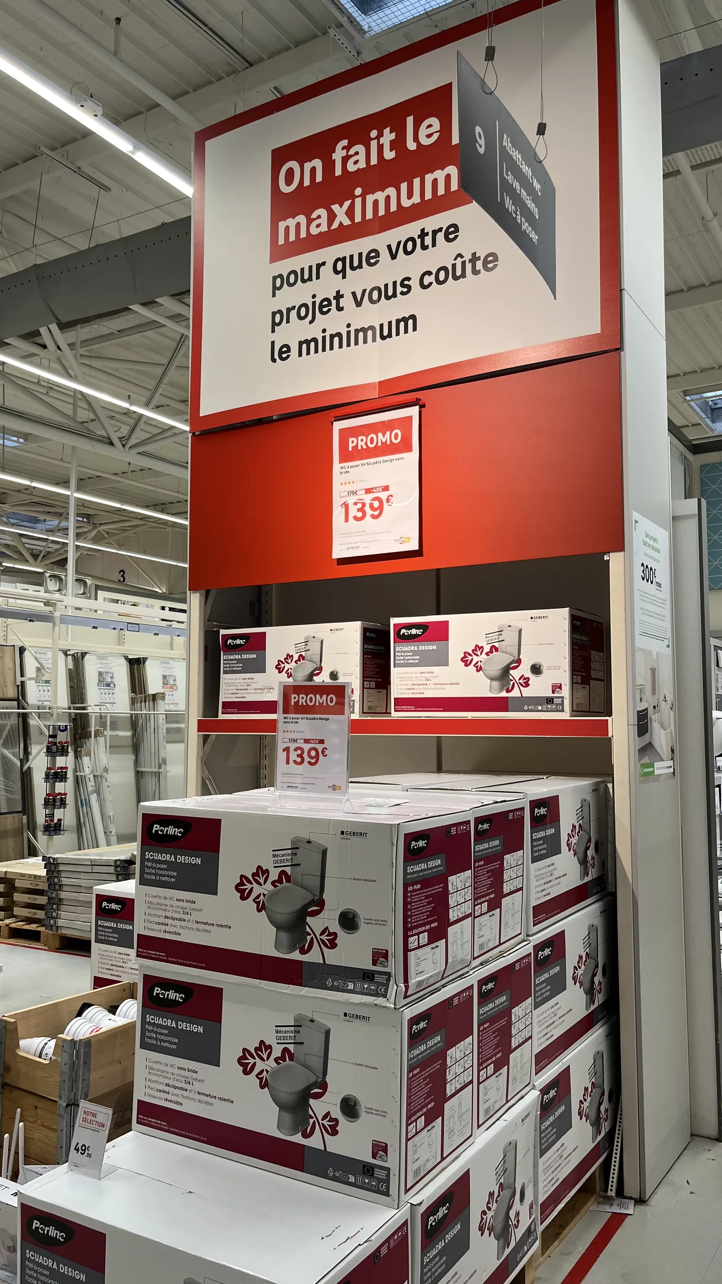 Tête de gondole avec un grand fronton de message, une affiche promotionnelle au prix visible et des étiquettes prix sur les produits