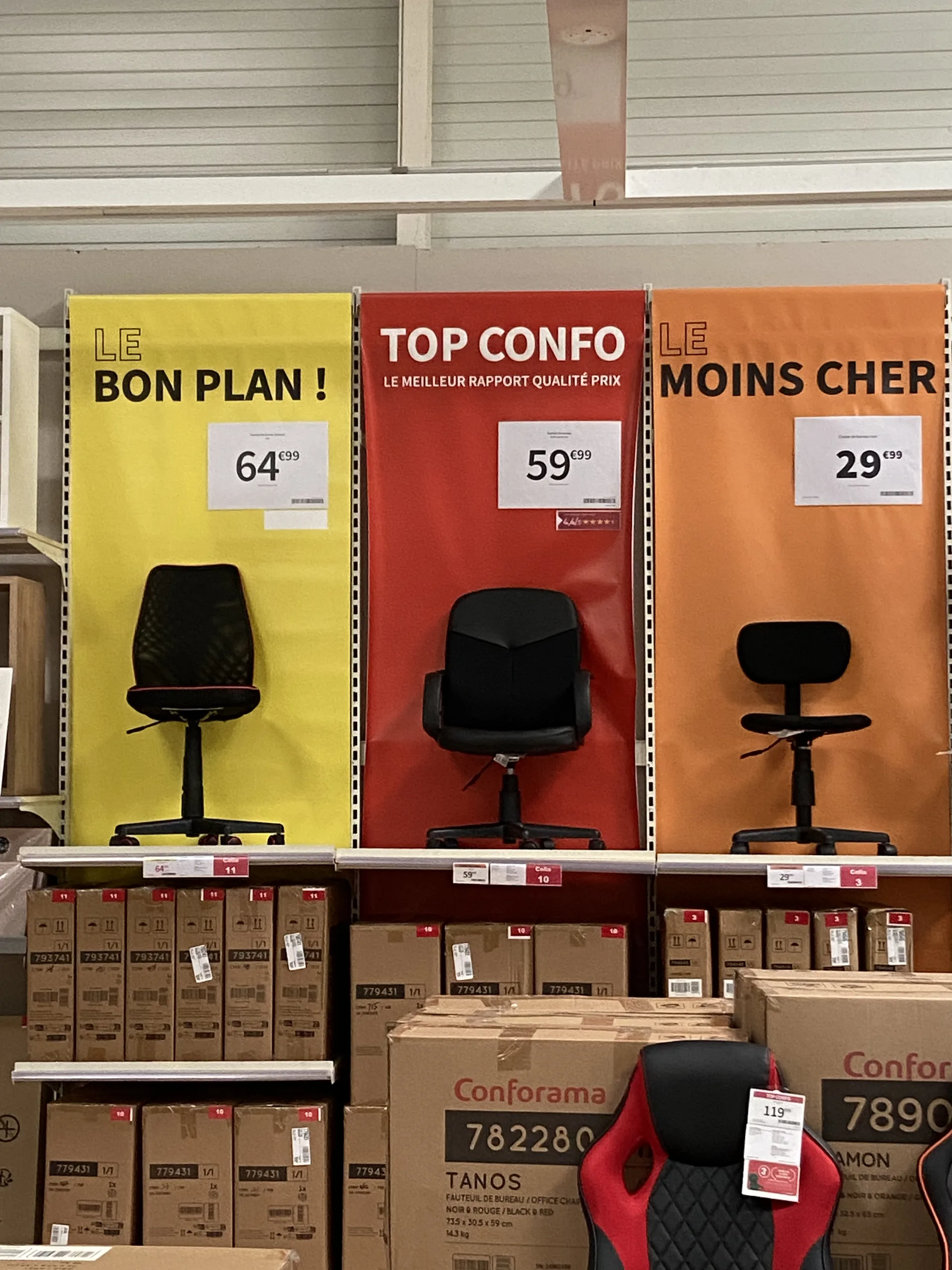 Trois kakémonos de couleurs différentes au-dessus de fauteuils de bureau, chacun avec un message et une affiche prix