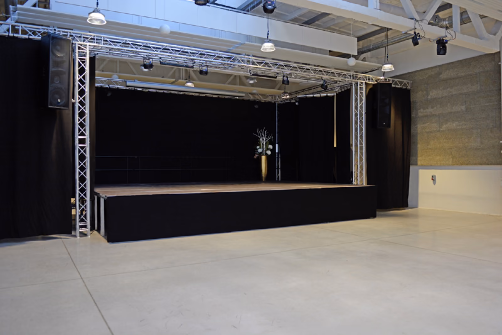 Pódium a stage - fotografie 4