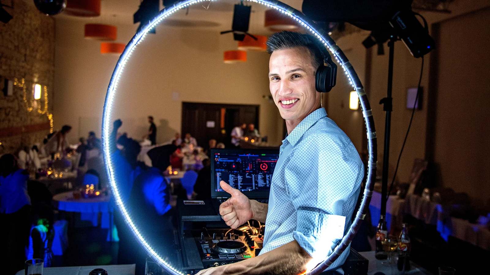 DJ Audiora za mixem na svatební hostině