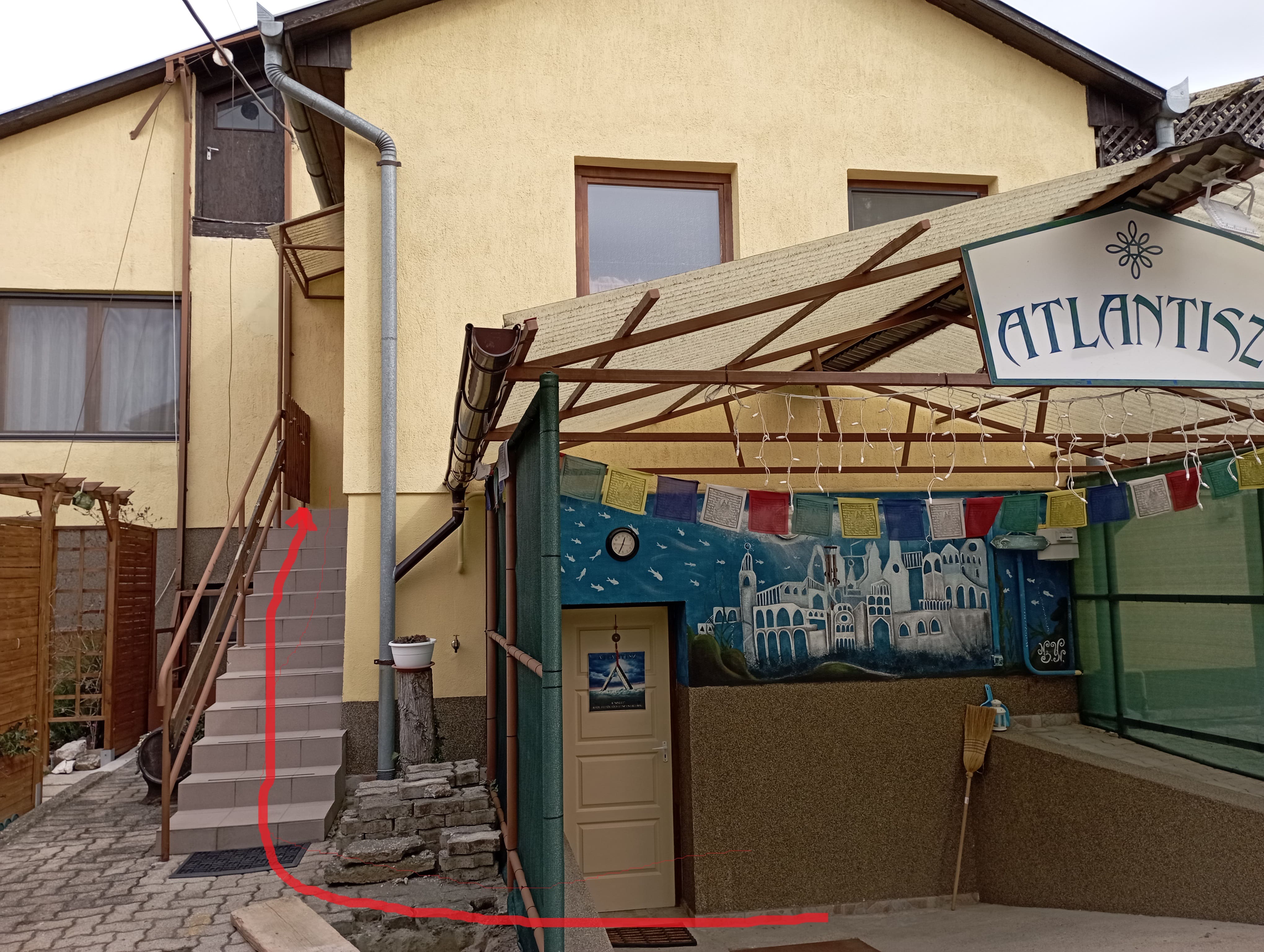 A fotón az Atlantisz Életmód Központ épülete és a bejutás útvonala látható.