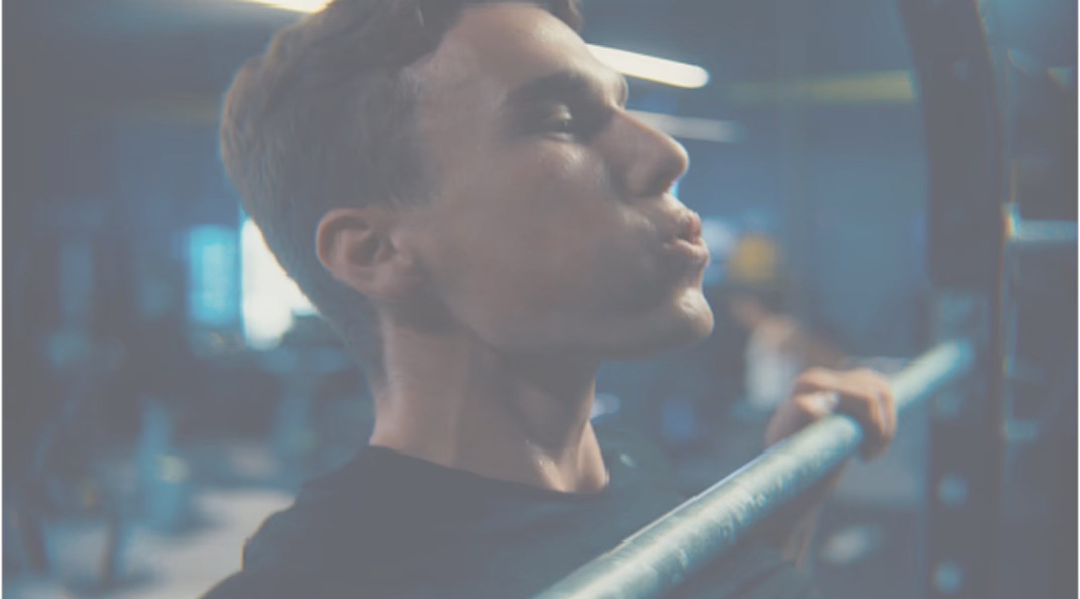 Sportif s'entraînant en salle Fitness Park