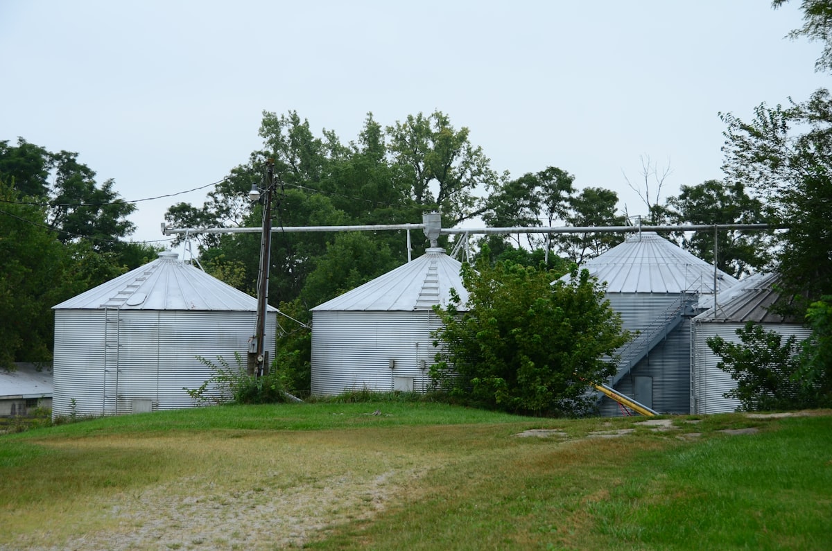 Industriesilos und Lagerbehälter in einer Produktionsanlage