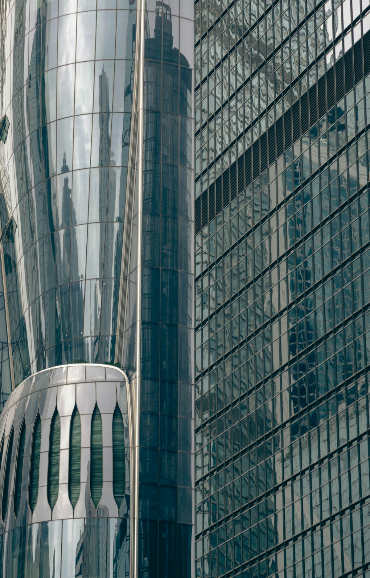 Modernes Bürogebäude mit Glasfassade