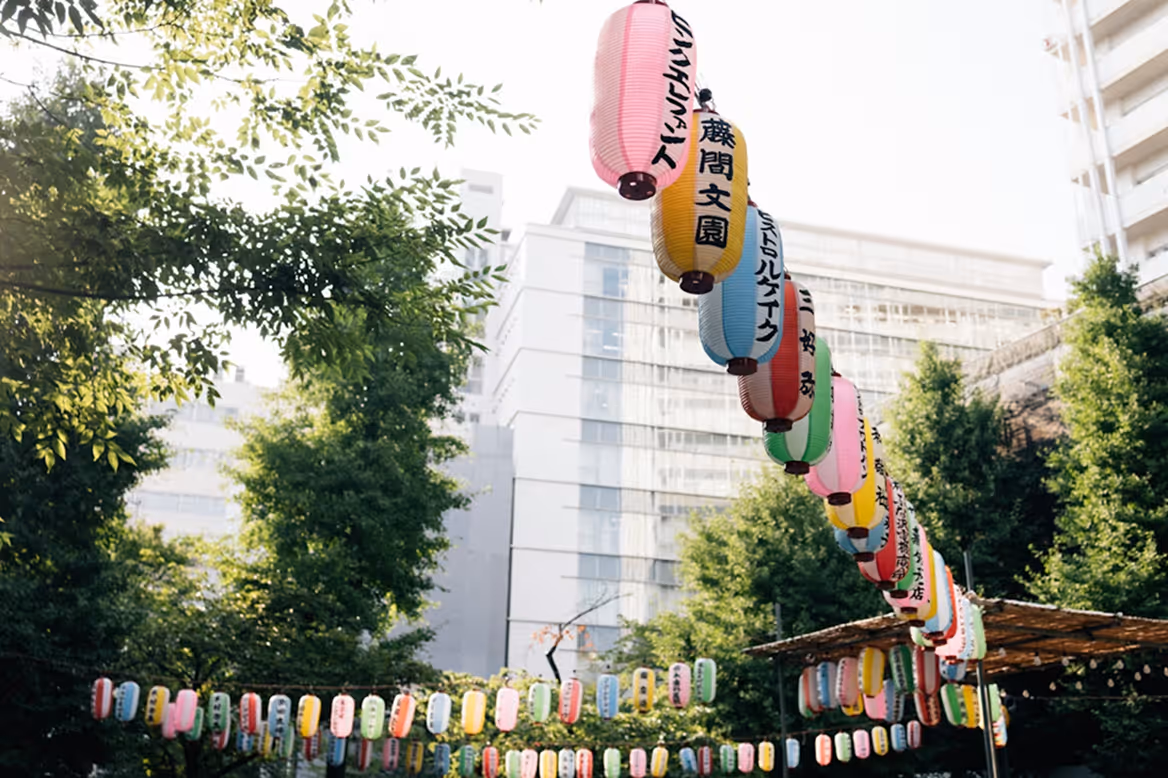 Bunte Laternen-Dekorationen bei einem kulturellen Festival oder Community-Event im Freien.