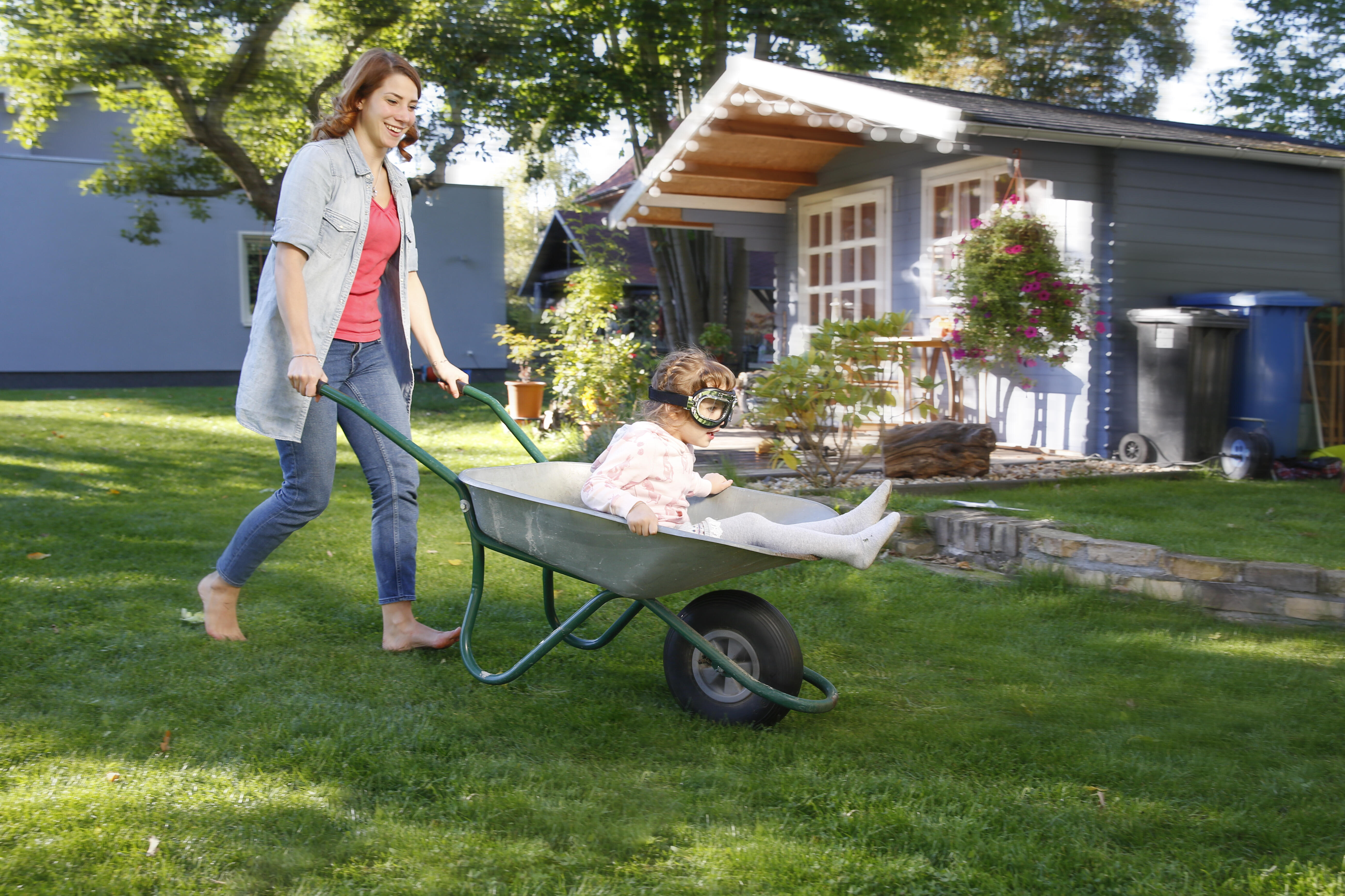 Frisch verlegter Rollrasen im Garten wird spielerisch getestet