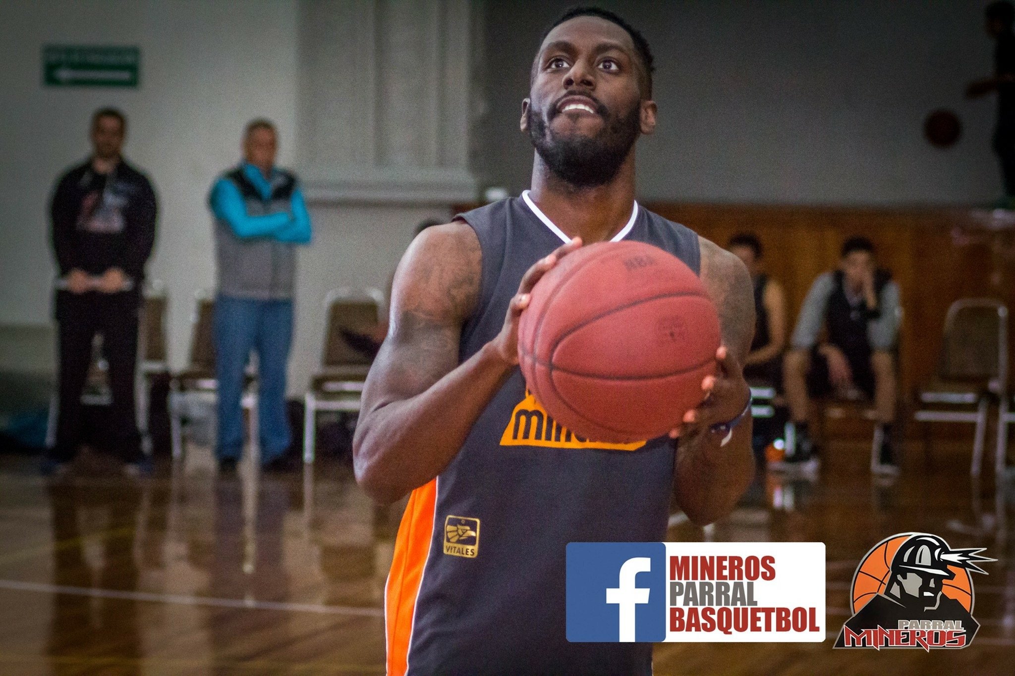 Basketball player holding ball ready to shoot in an indoor court with Mineros Parral Basquetbol logos.