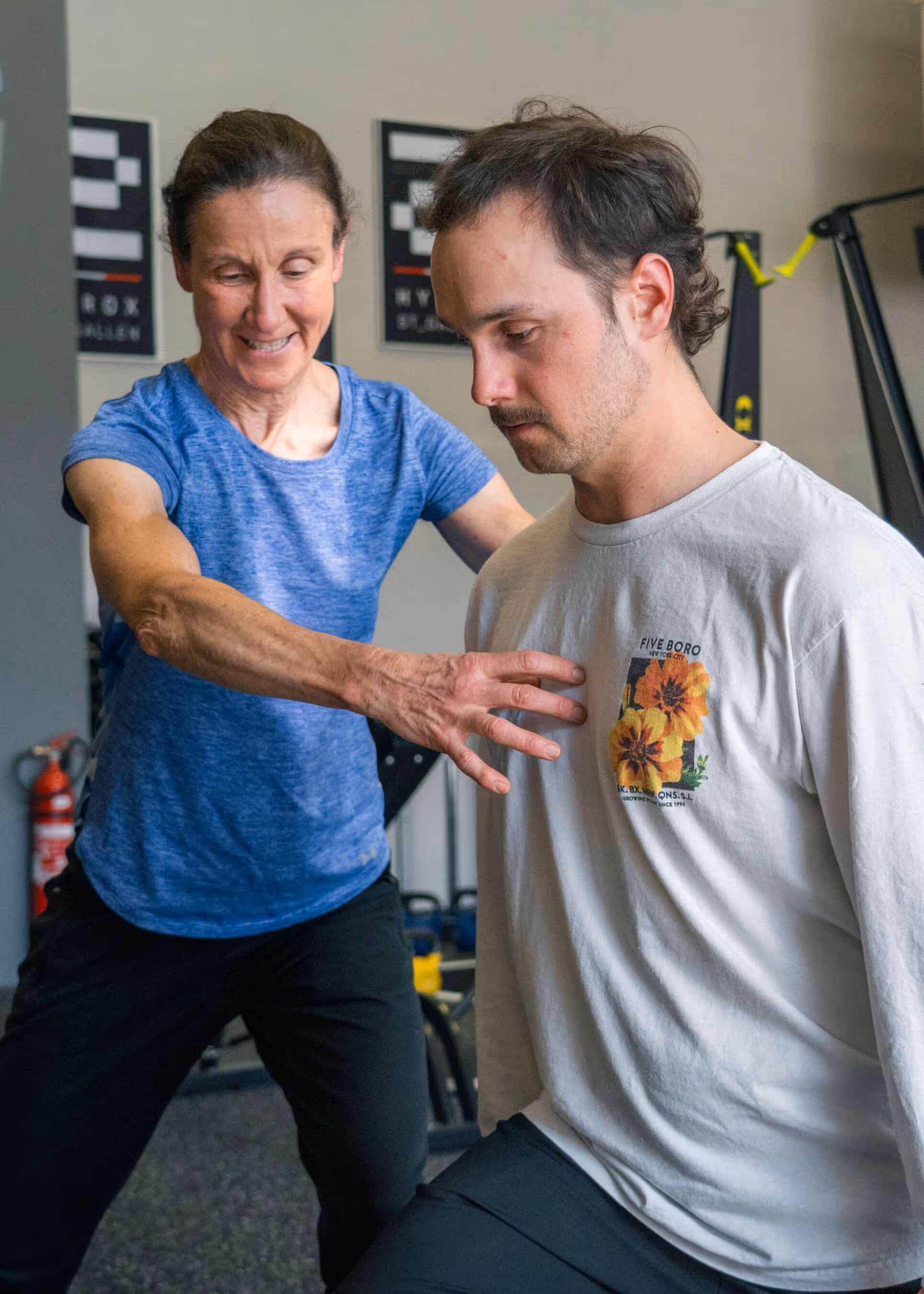 Sportphysiotherapeutin Andrea Wicki bei der Behandlung in ihrer Praxis in Baden