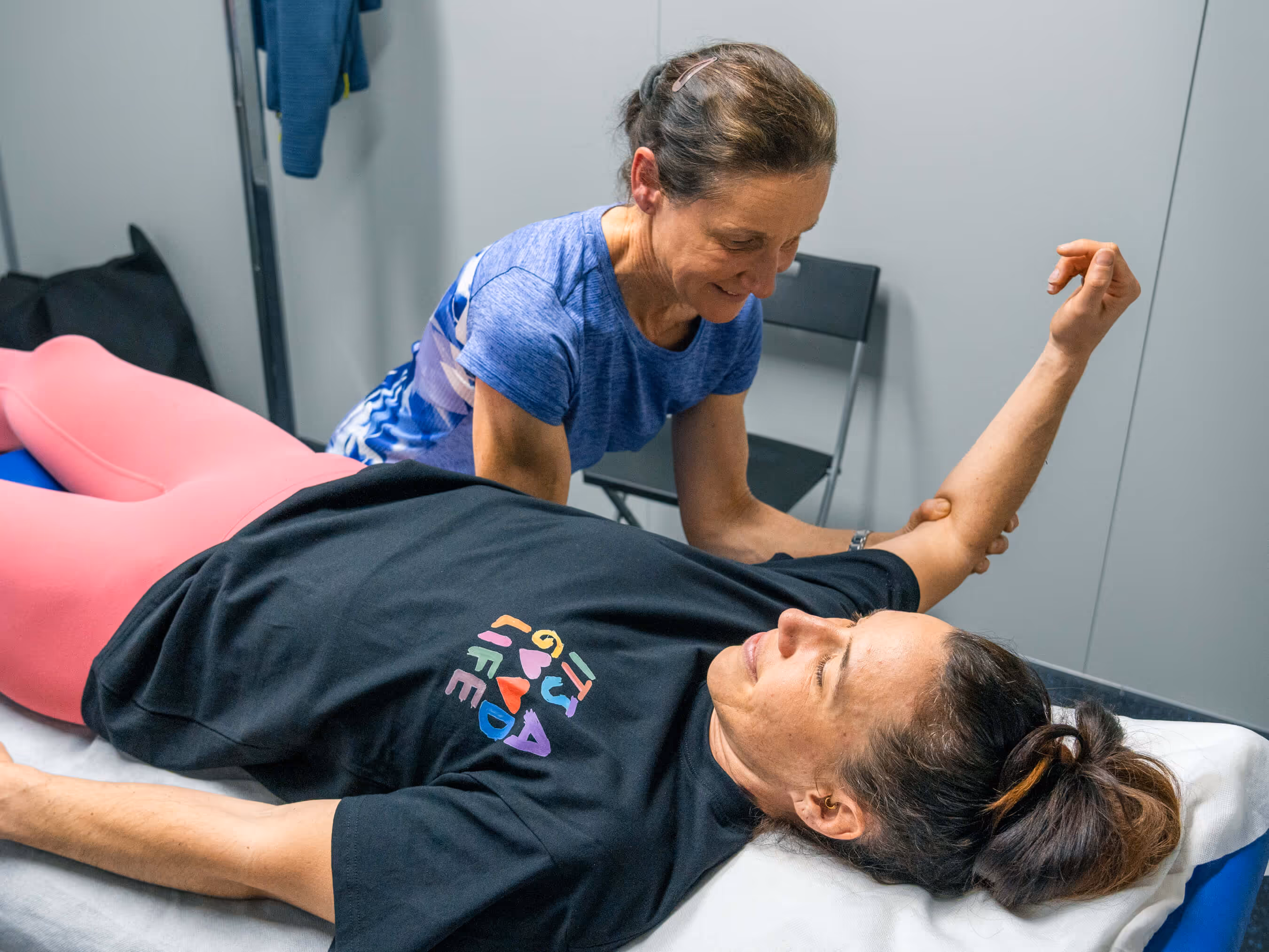 Patientin erhält physiotherapeutische Behandlung bei Andrea Wicki in Baden