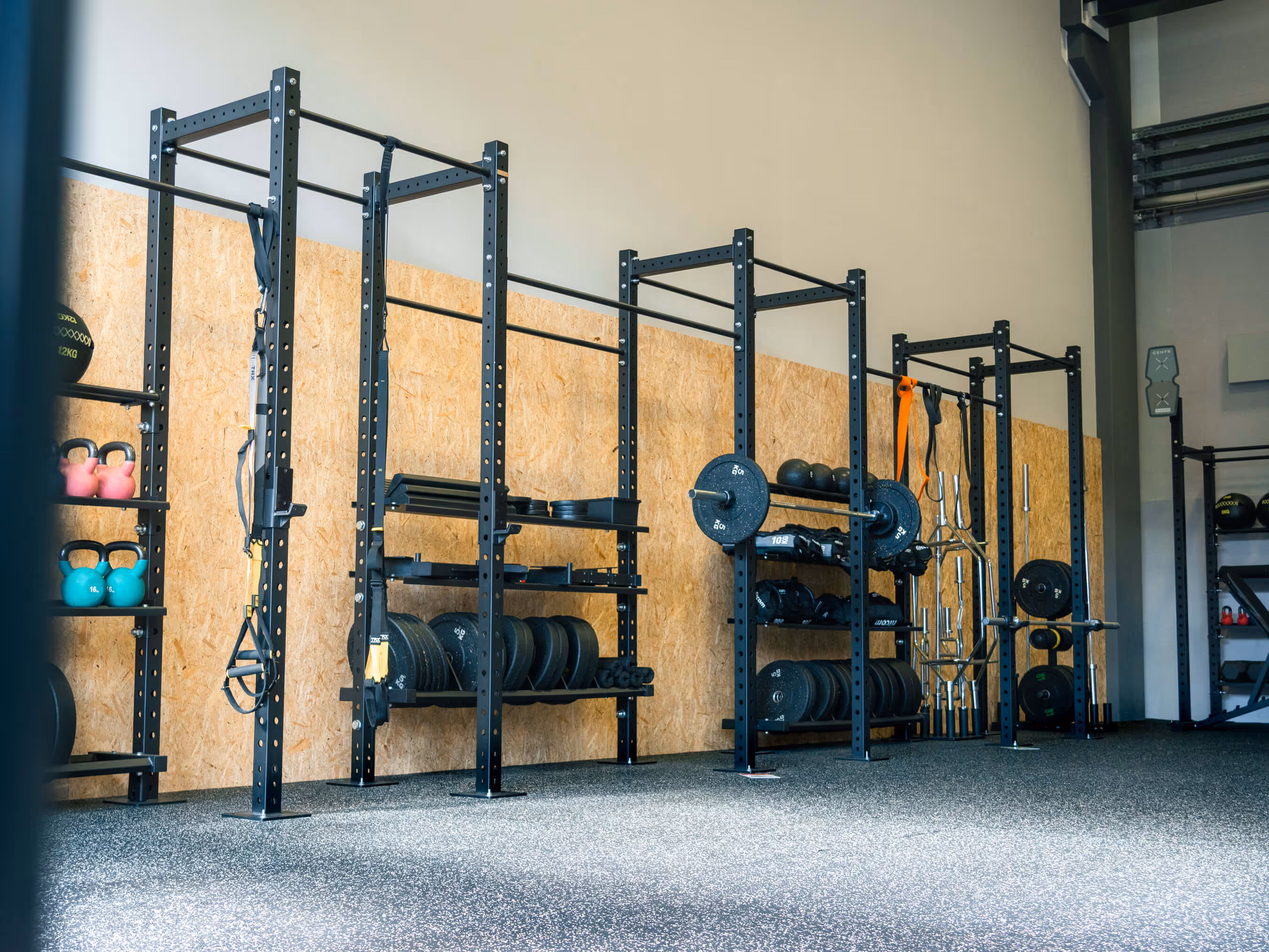 Gut ausgestatteter Fitnessraum für medizinische Trainingstherapie in Baden