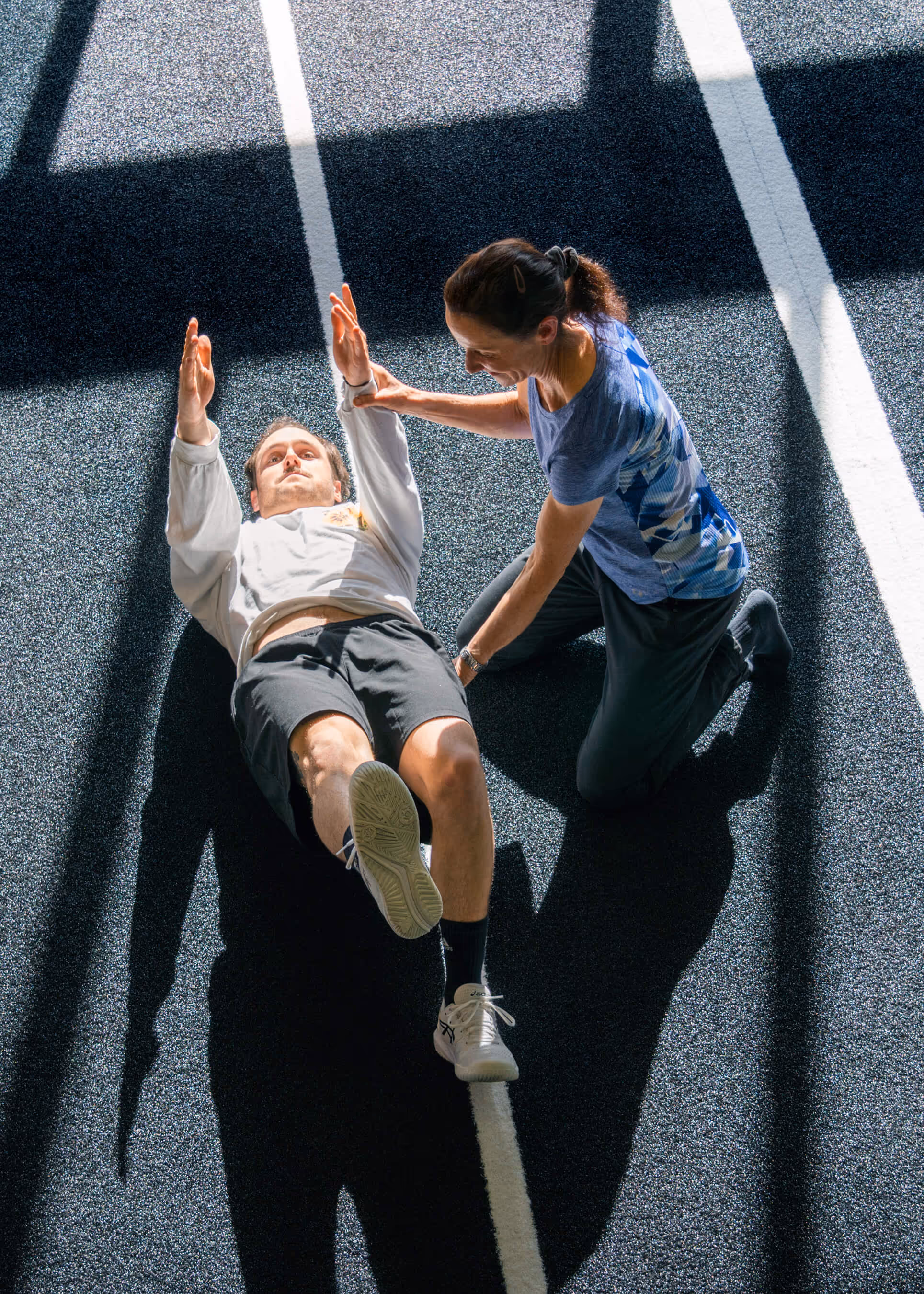 Physiotherapie Baden – Andrea Wicki behandelt einen Patienten in der Praxis
