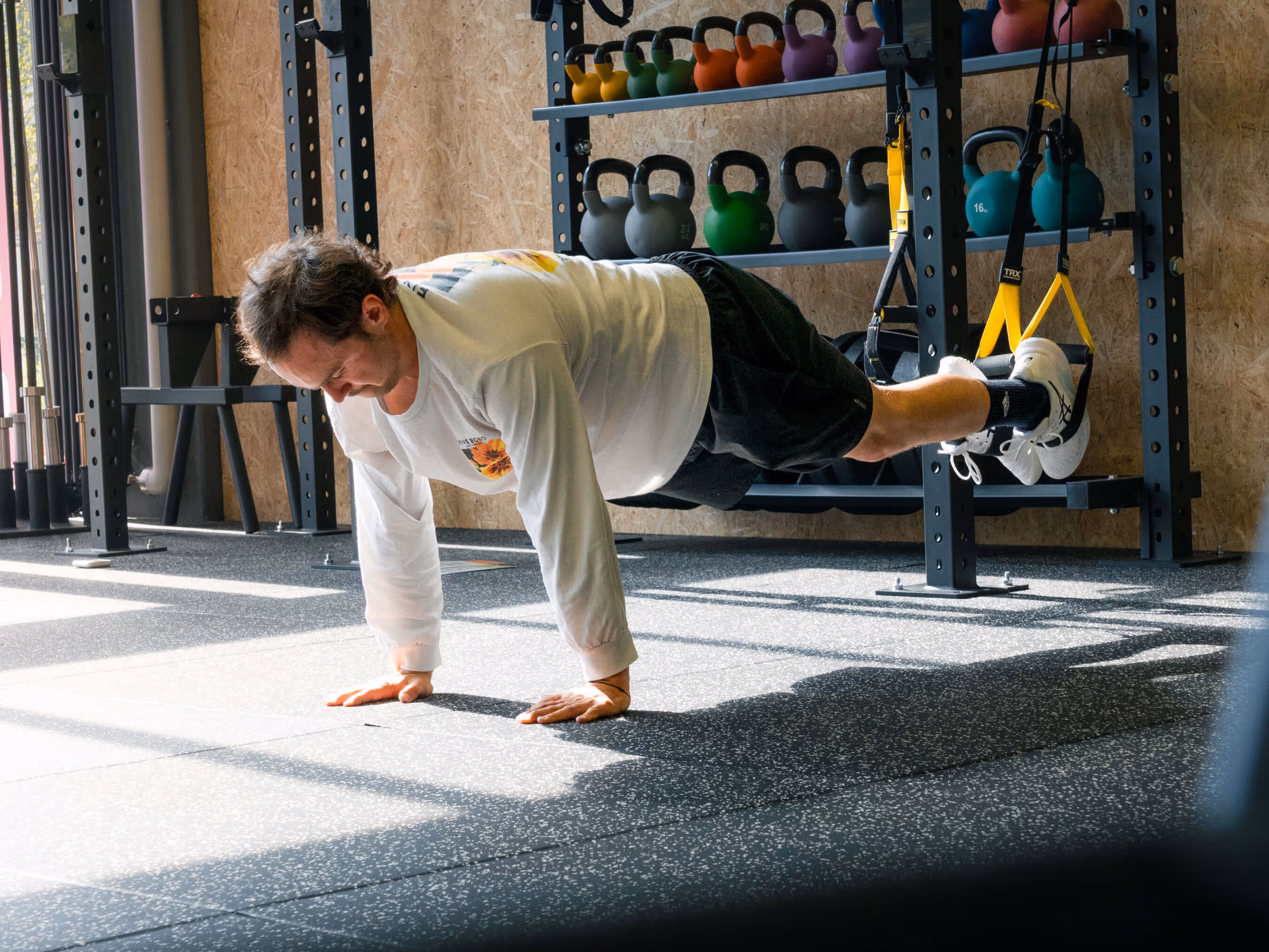 Patient bei Medizinischer Trainingstherapie in der Praxis von Andrea Wicki - Sportphysiotherapie in Baden