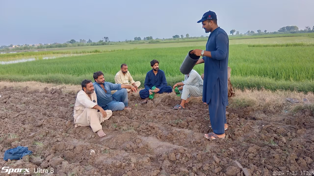 showing farmers in the field about the direct measurement chamber tool