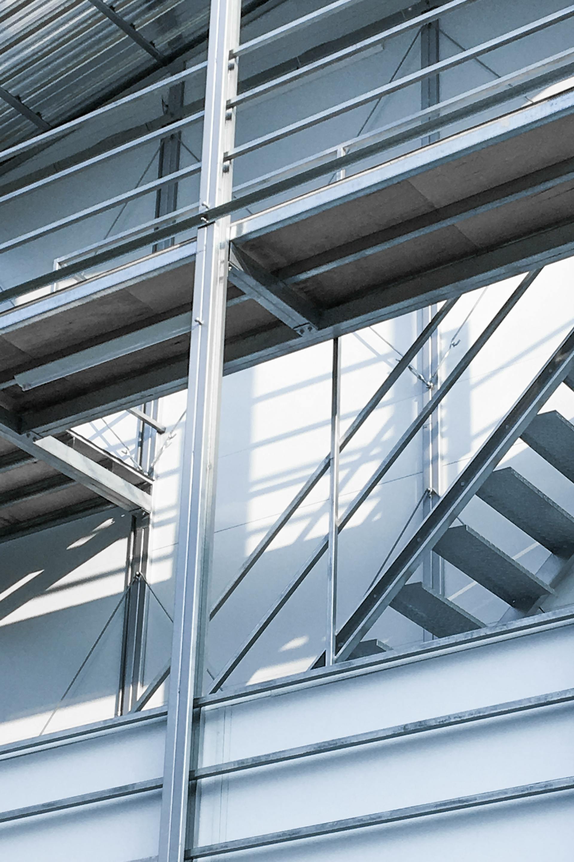 Moderne metallstruktur mit Treppen und Geländer im industriellen Gebäude.