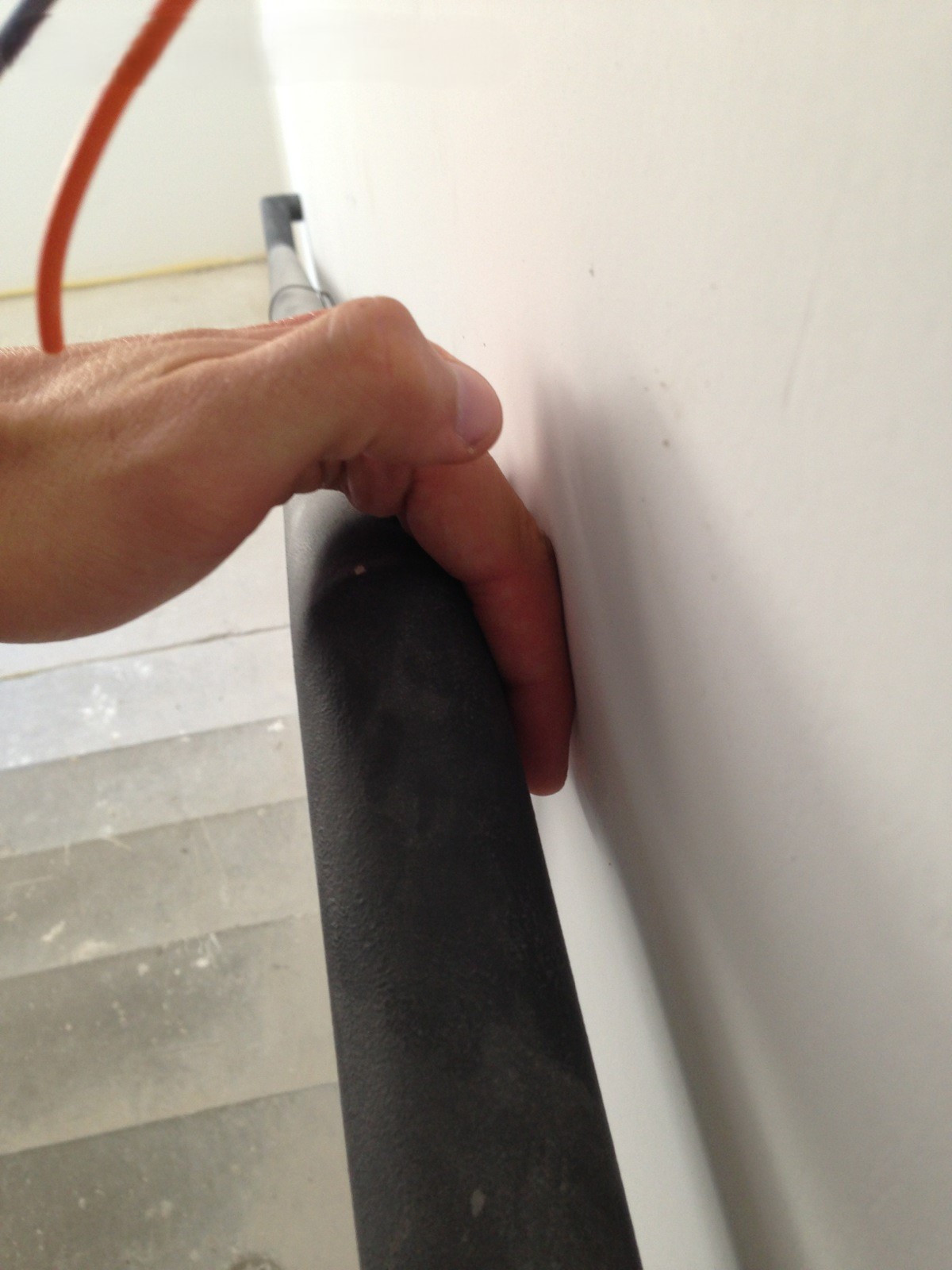 Handlauf zu nahe an der Wand