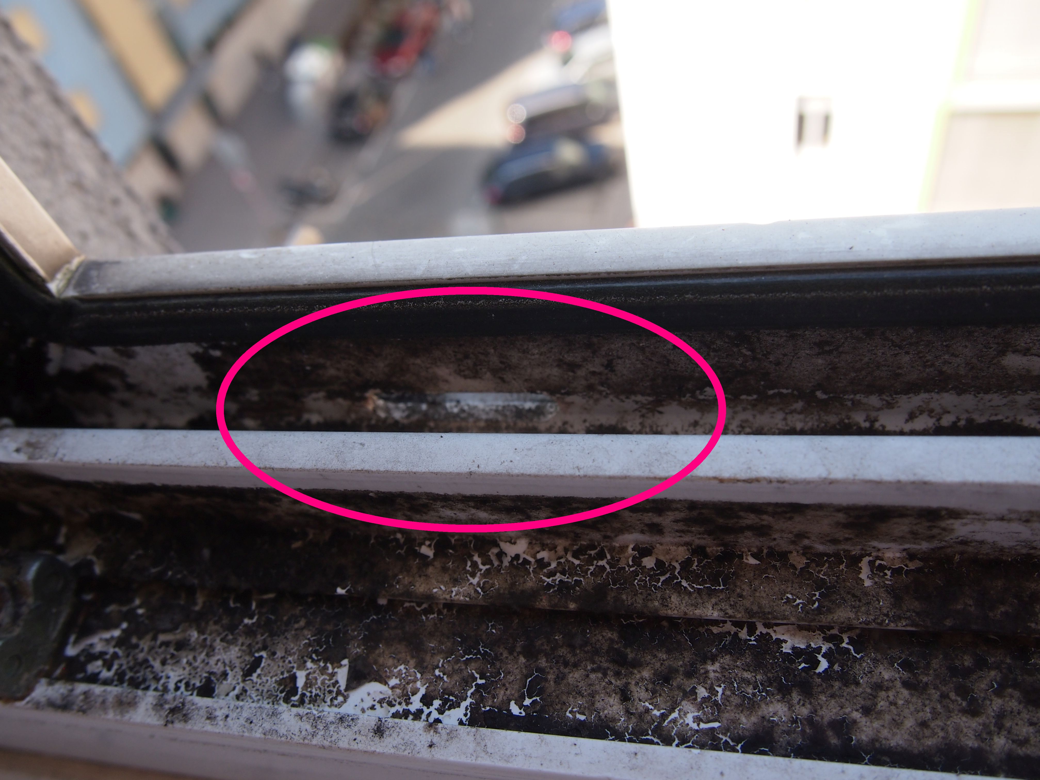 Kondenswasserablauf bei Fenster verstopft
