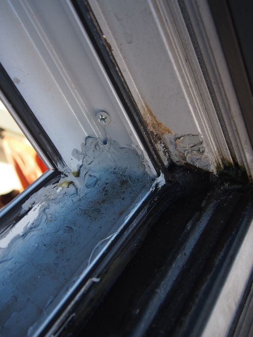 Fenstergehrung wurde mit Dichtmasse verschmiert