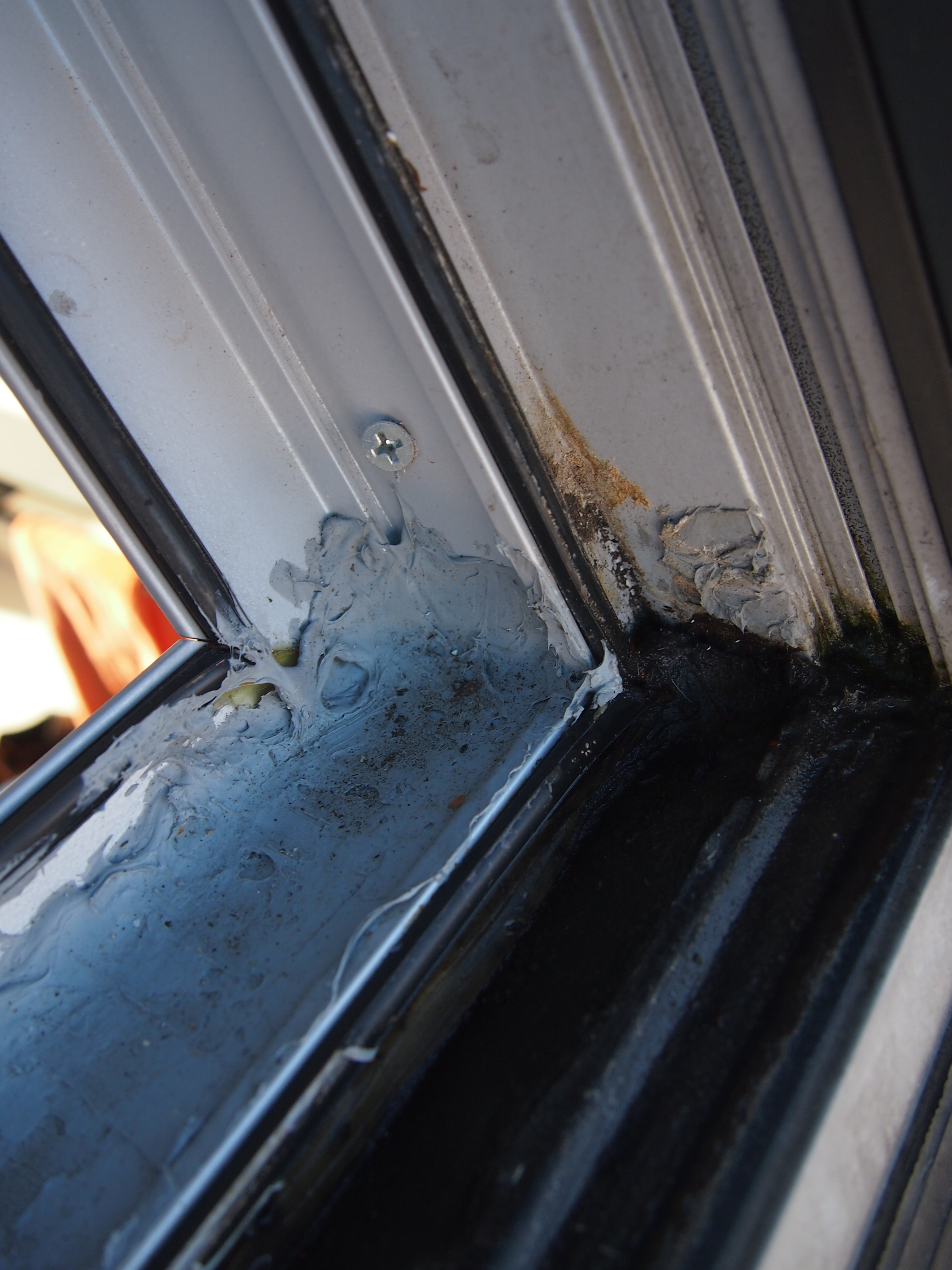 Fenstergehrung wurde mit Dichtmasse verschmiert