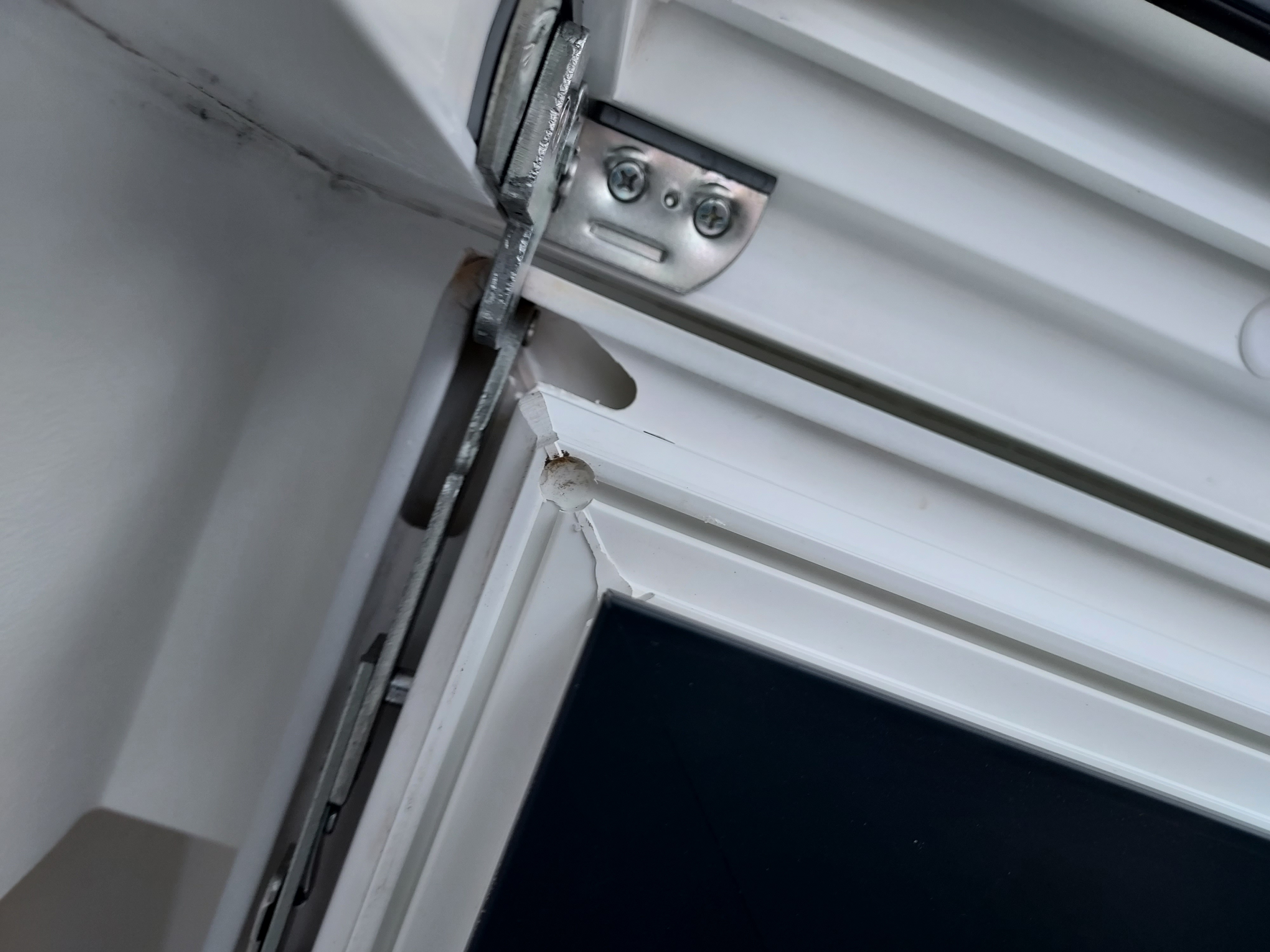 Nicht eingebaute Mitteldichtung bei einem Fenster
