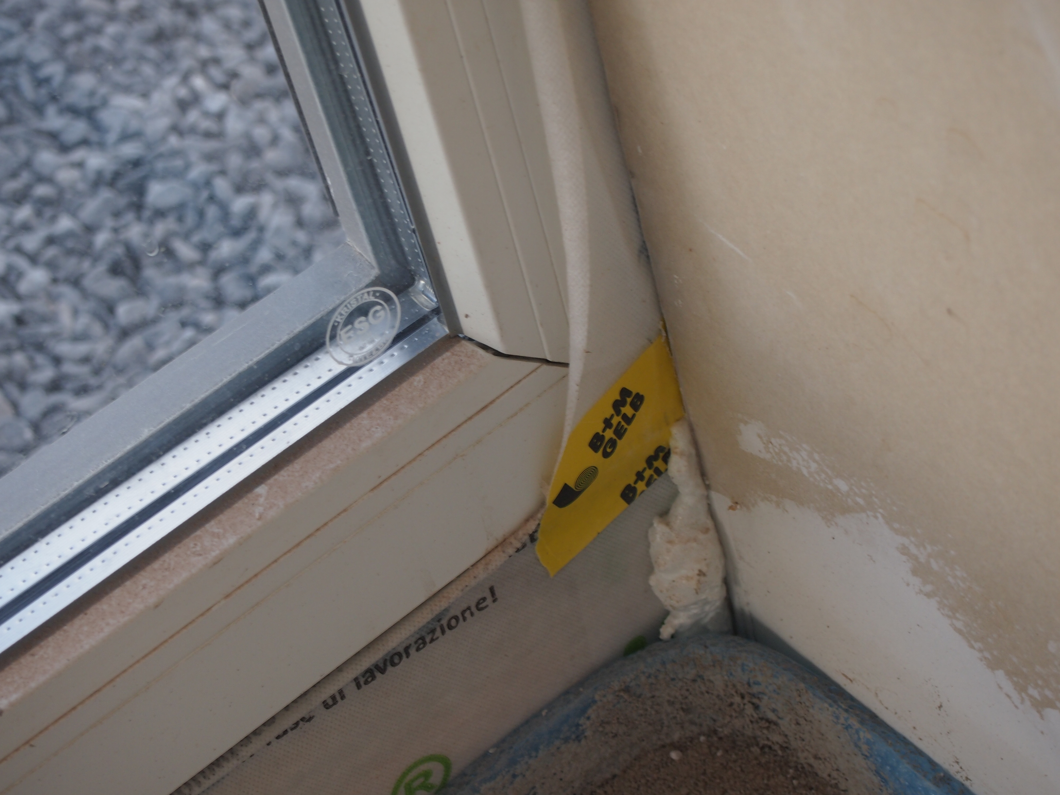 Offene Gehrungseckenverbindung eines Fensters