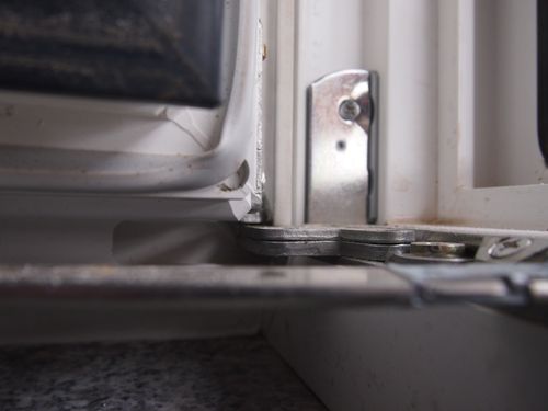 Schlampig montierte Mitteldichtung bei einem Fenster