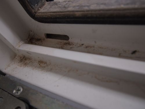 Zu hoch angebrachte Entwässerung bei einem Fenster