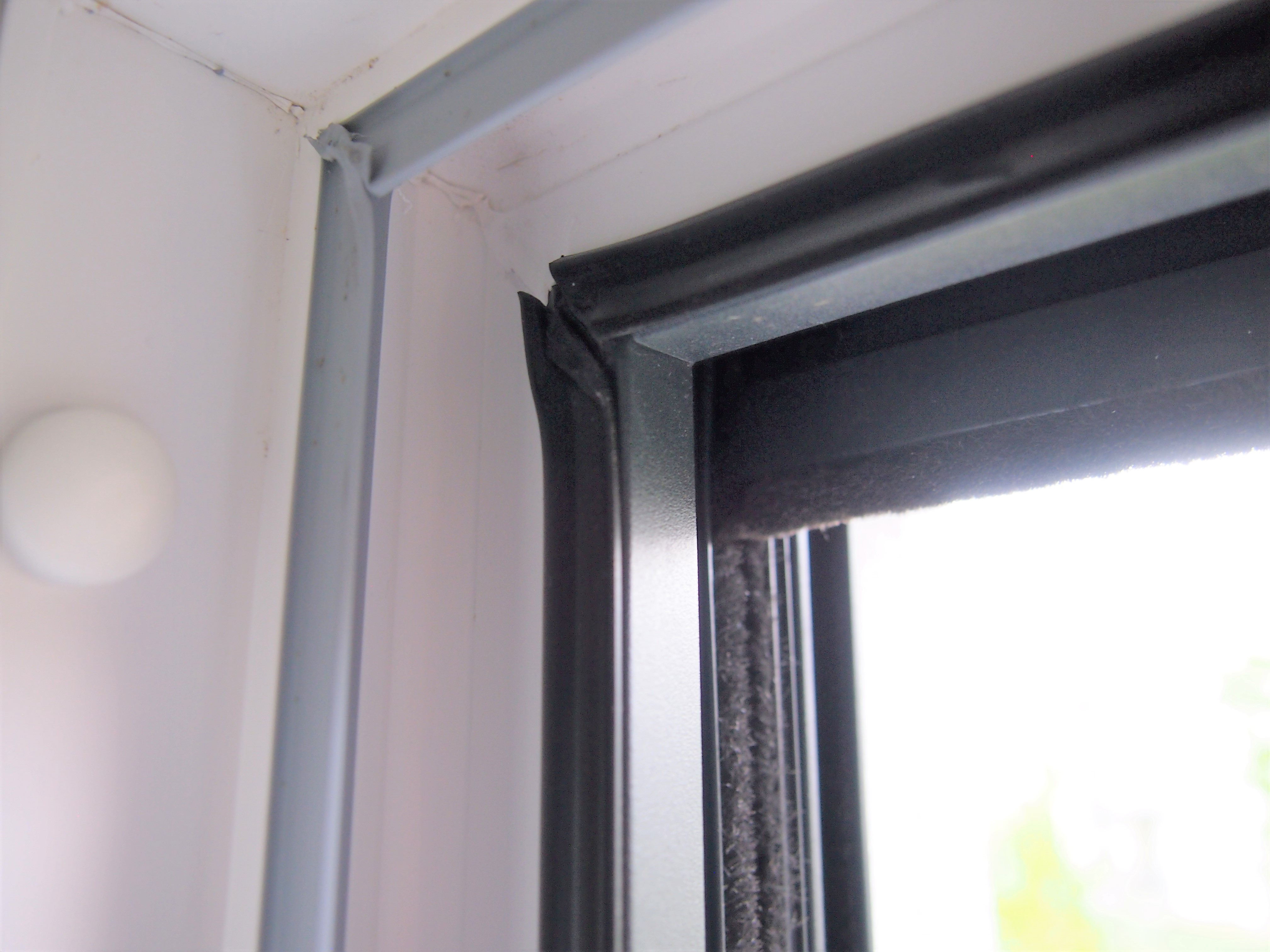 Schlampig angebrachte Mittel- und Anschlagdichtung bei einem Fenster